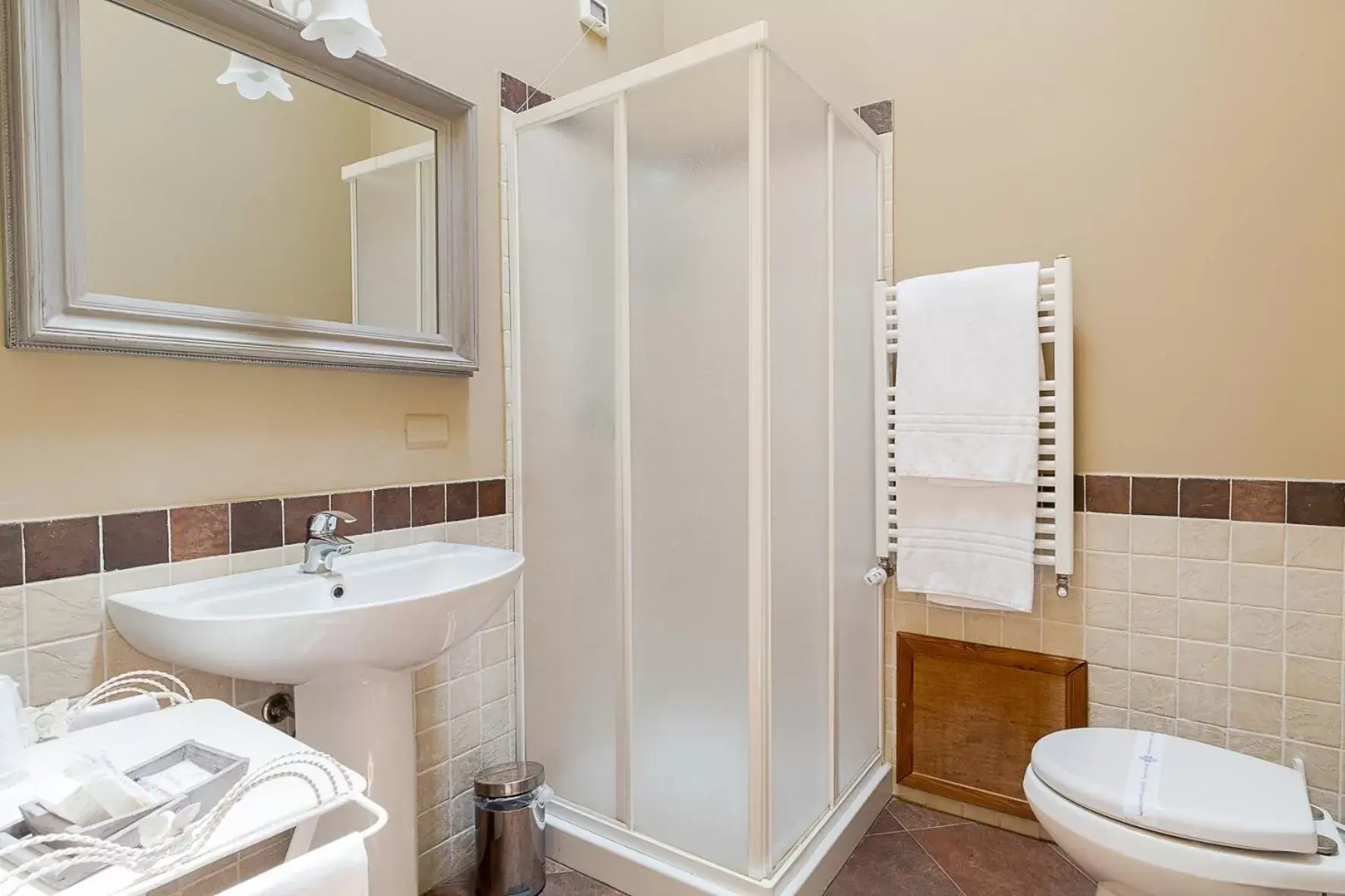 Shower, Bathroom in Hotel Villa Calandrino