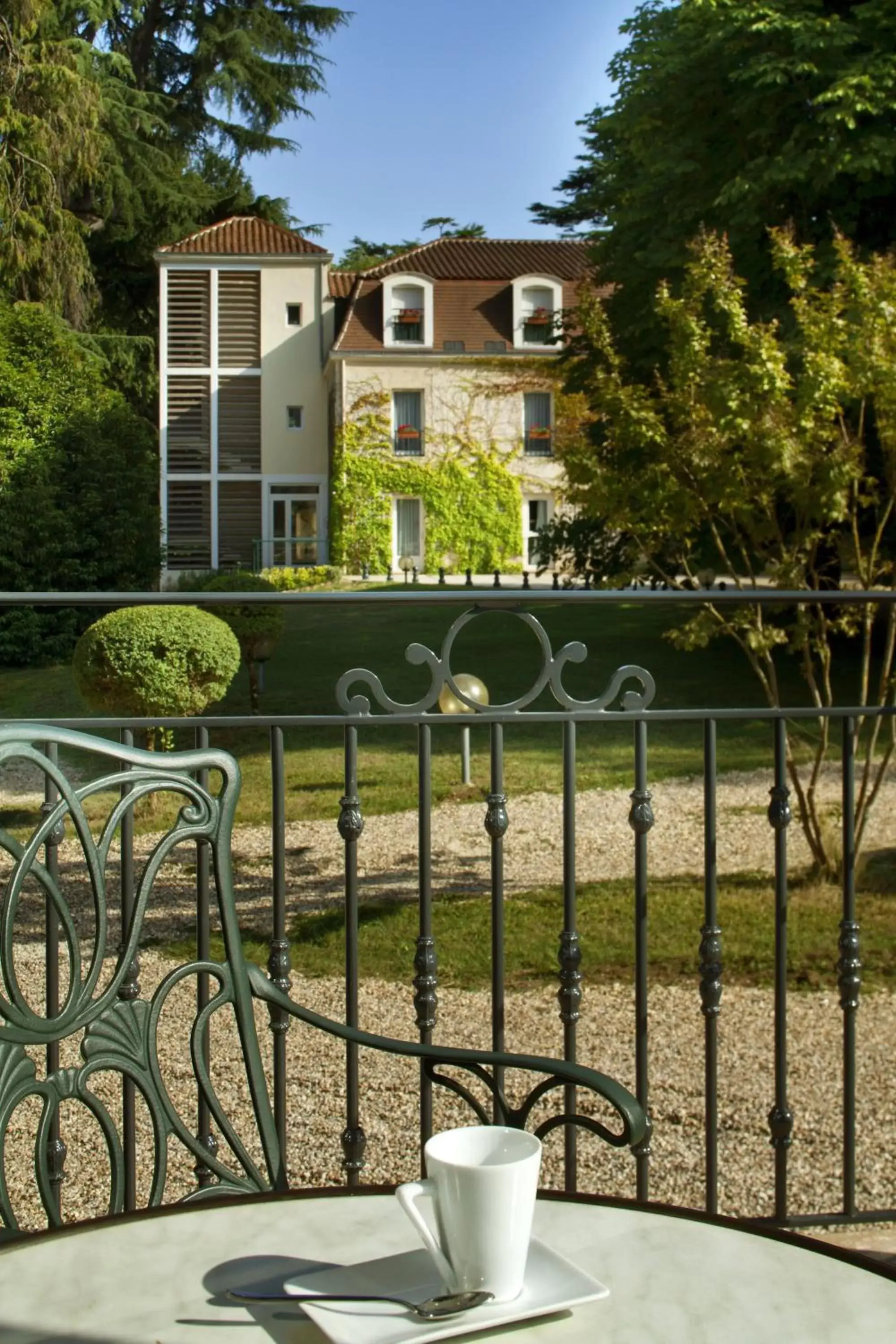 Garden in L'Orangerie du Château des Reynats