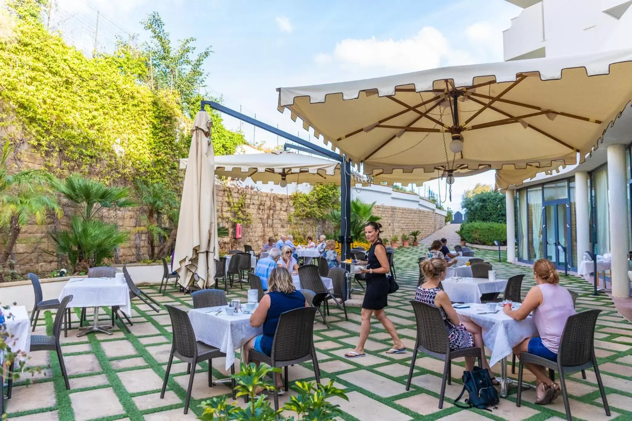 Restaurant/Places to Eat in Cefalù Sea Palace