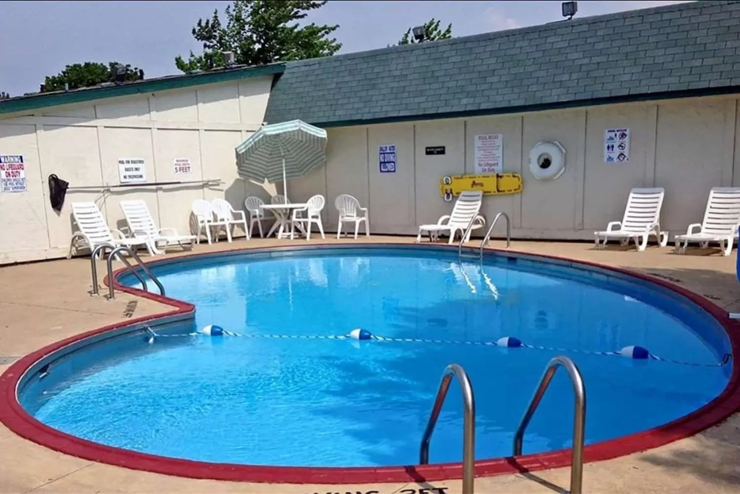 Swimming pool in Travelodge by Wyndham Lansing