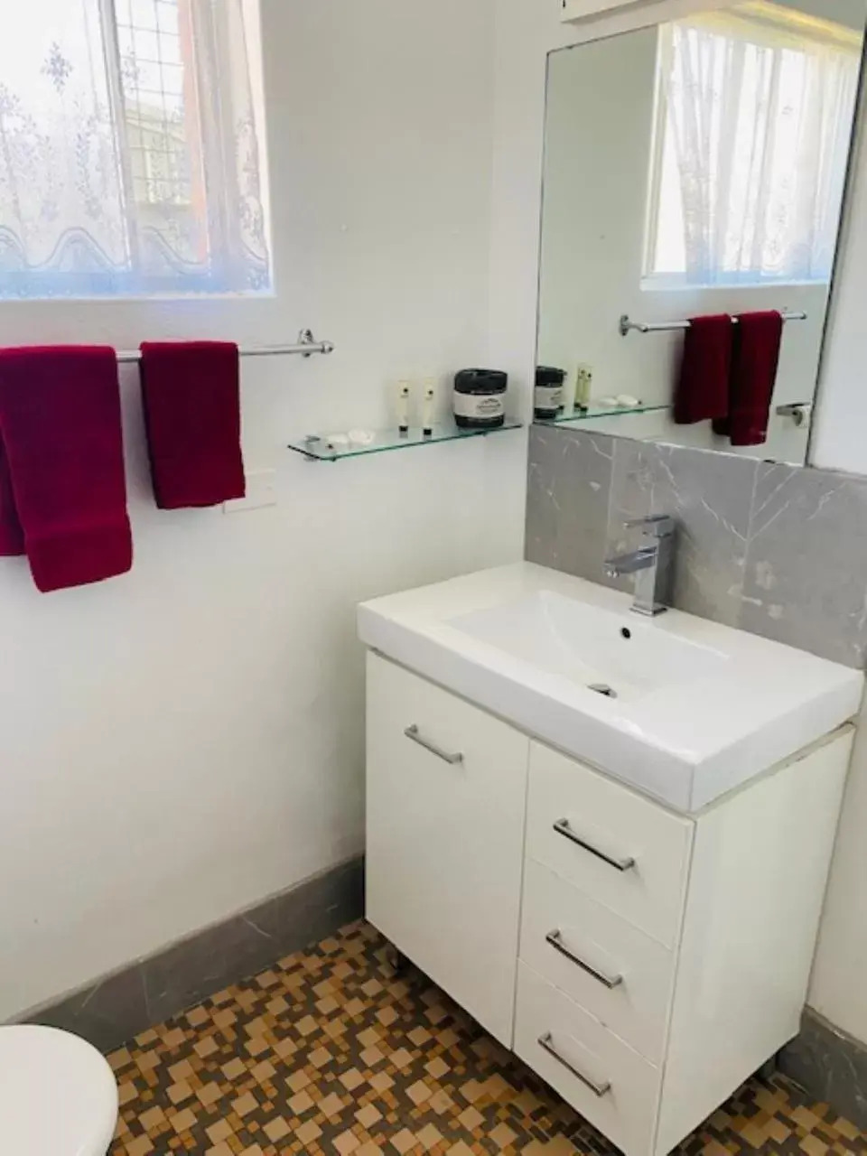Bathroom in Tamworth Budget Motel