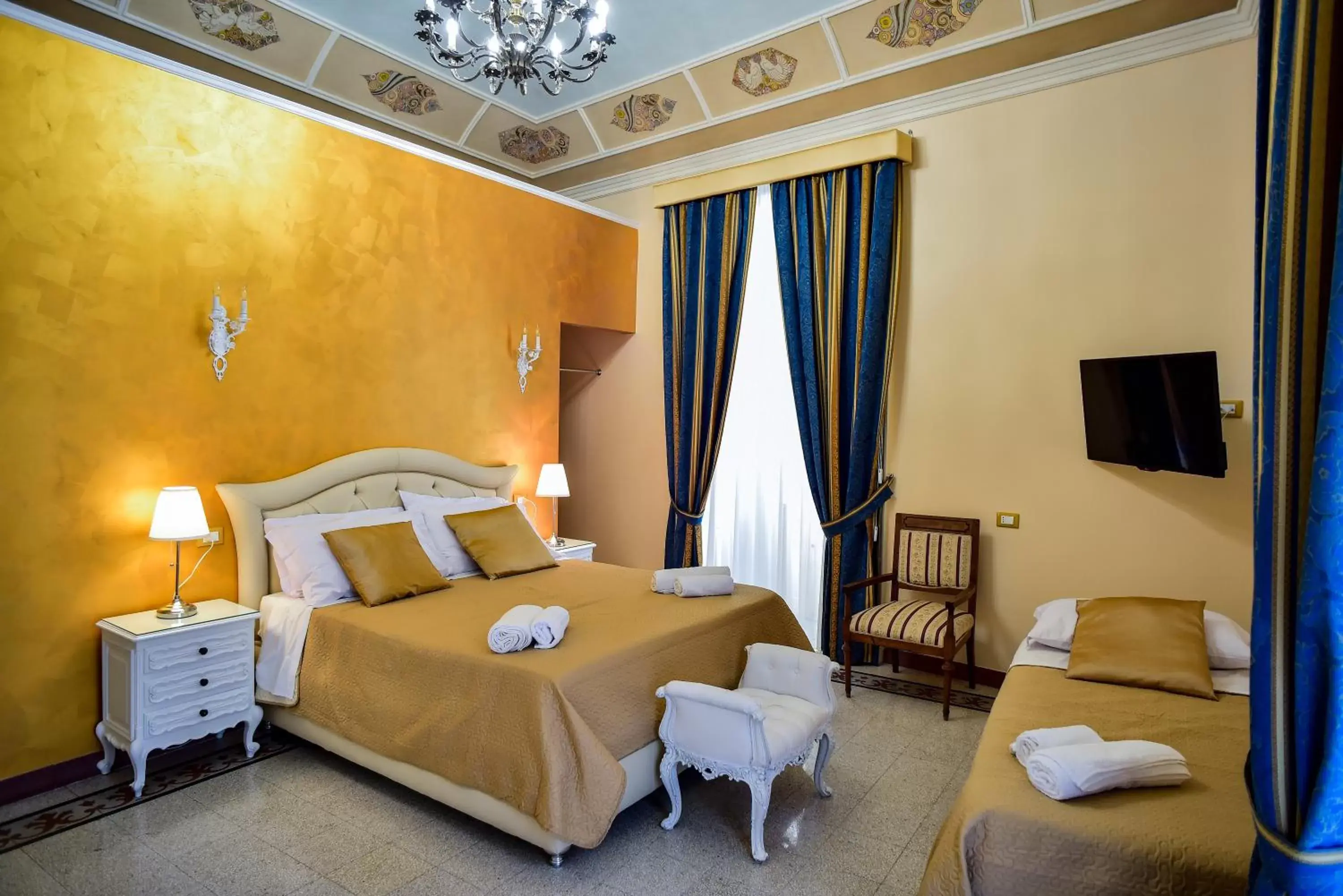 Photo of the whole room, Bed in Palazzo degli Affreschi