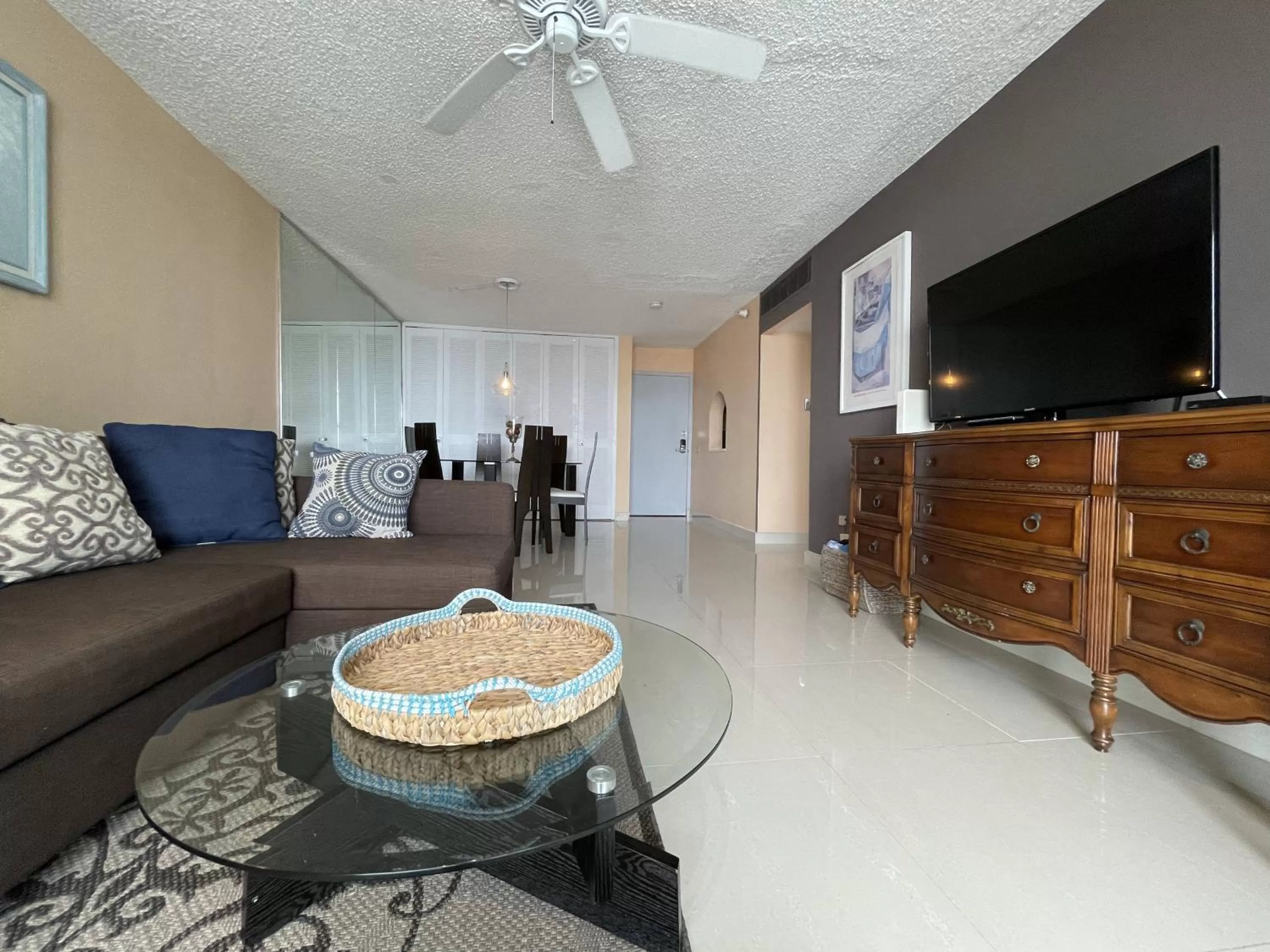 TV and multimedia in 2BR Condo at Isla Verde Beach