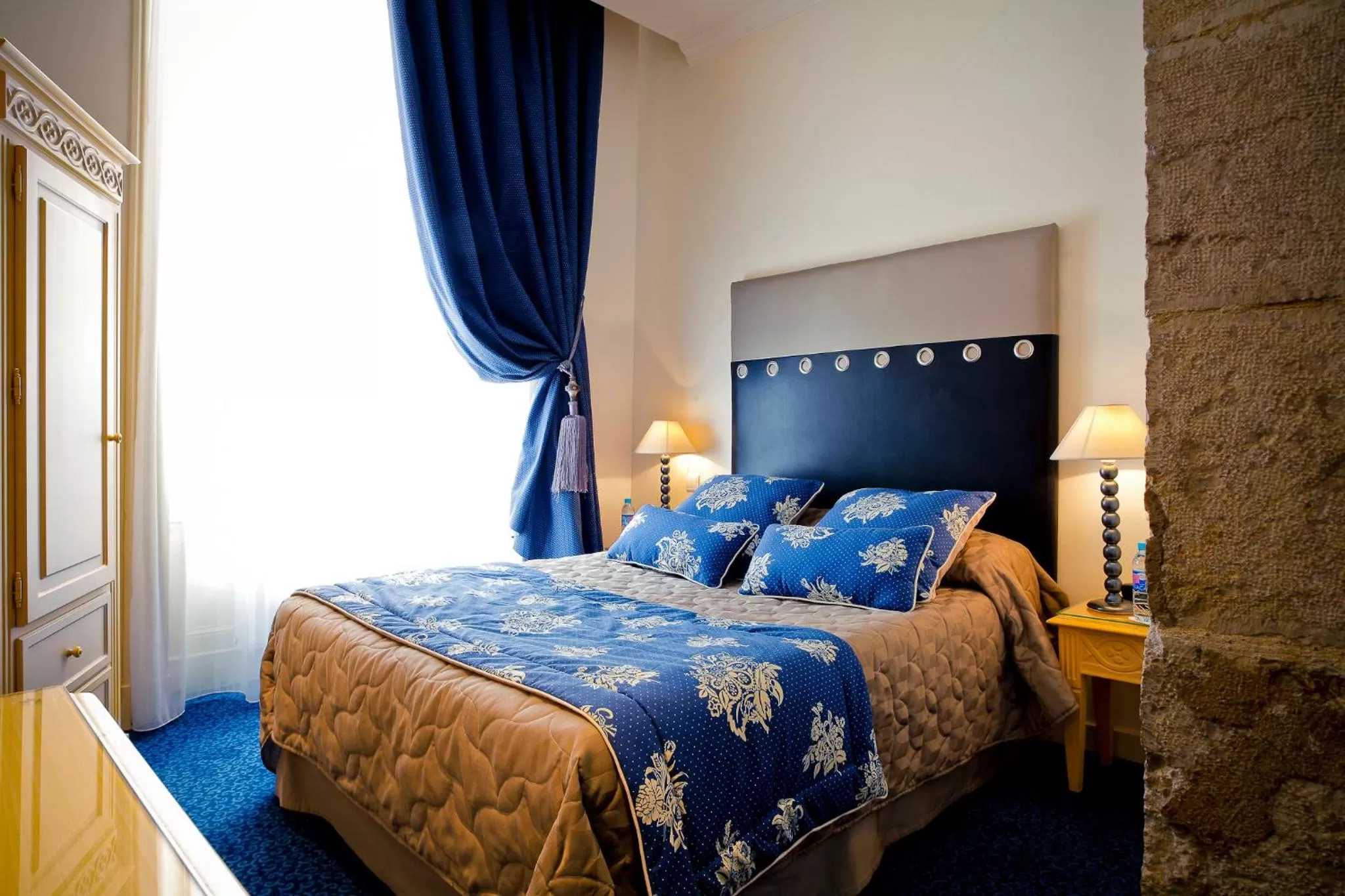 Photo of the whole room, Bed in Grand Hotel des Terreaux