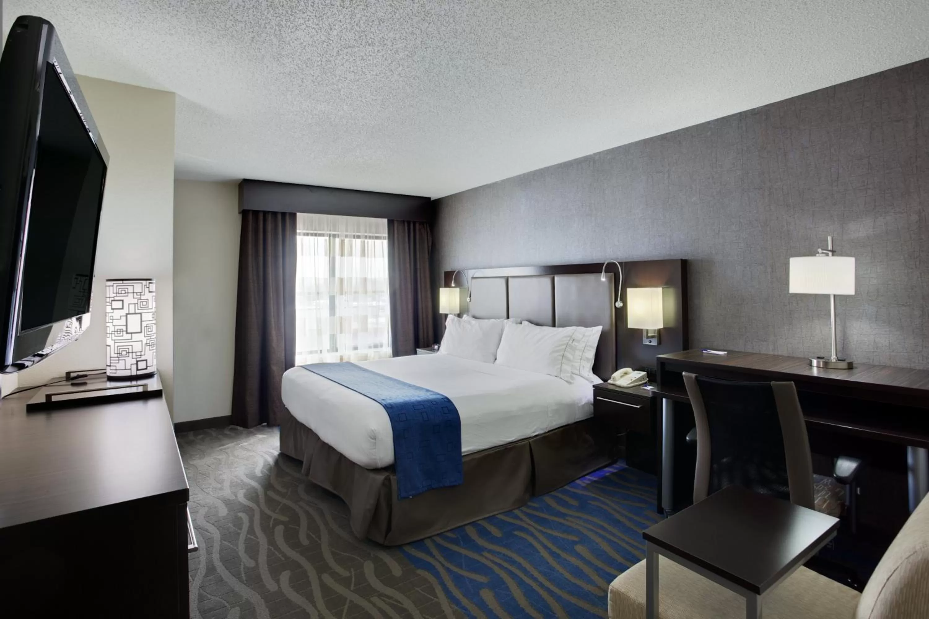 Photo of the whole room, Bed in Holiday Inn Express Hotel & Suites Meadowlands Area by IHG