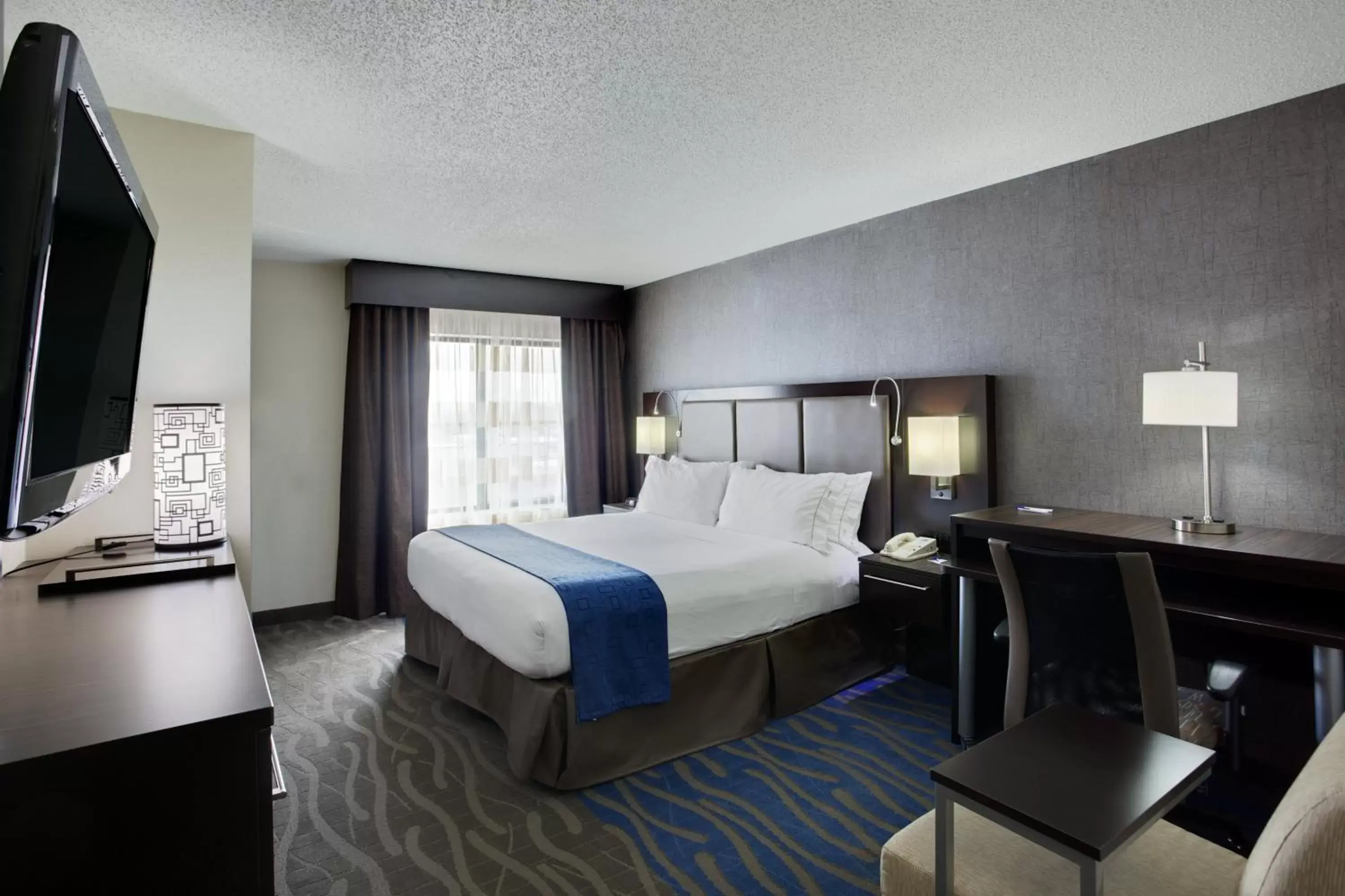 Photo of the whole room, Bed in Holiday Inn Express Hotel & Suites Meadowlands Area, an IHG Hotel