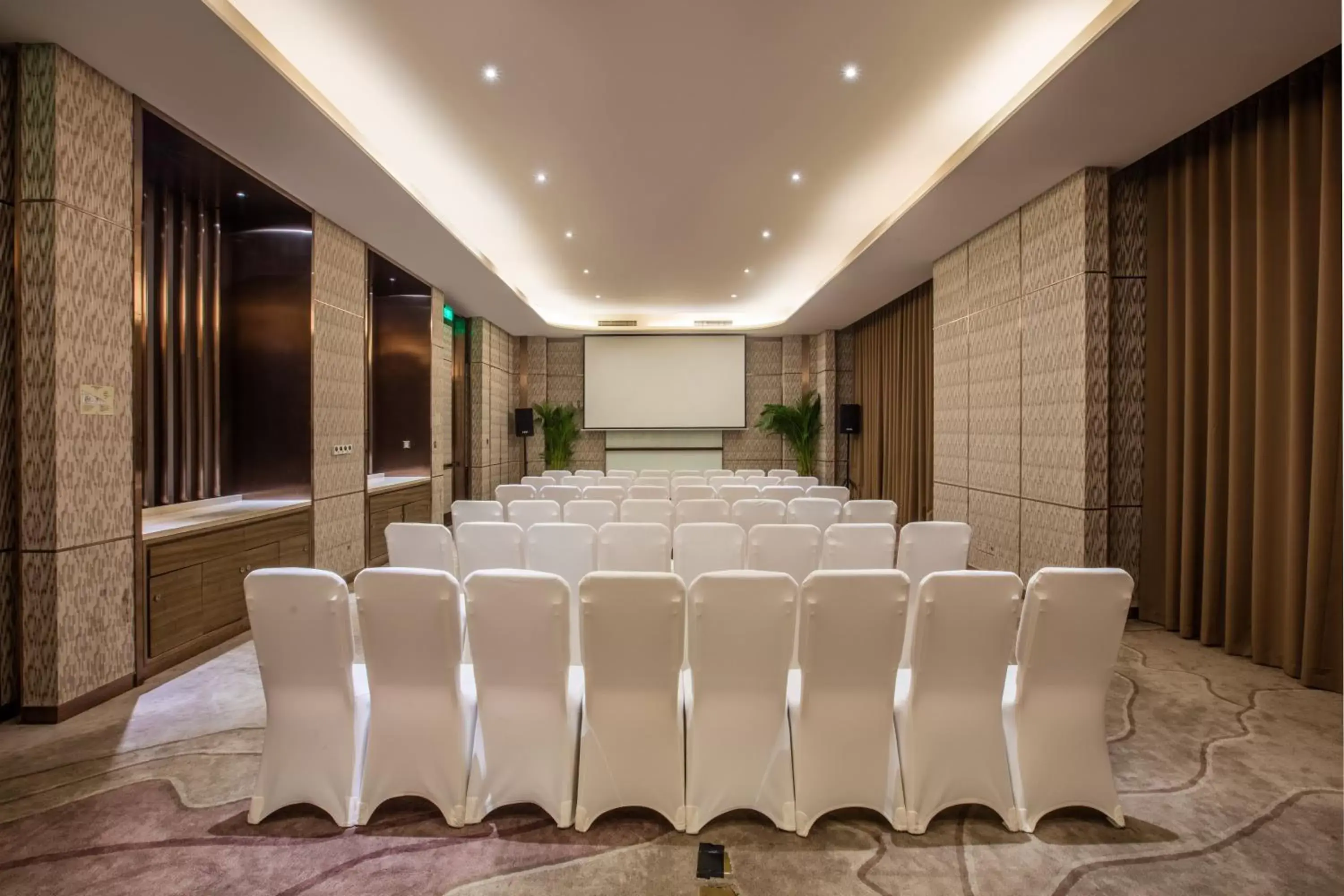 Meeting/conference room, Business Area/Conference Room in Crowne Plaza Kunming City Centre, an IHG Hotel