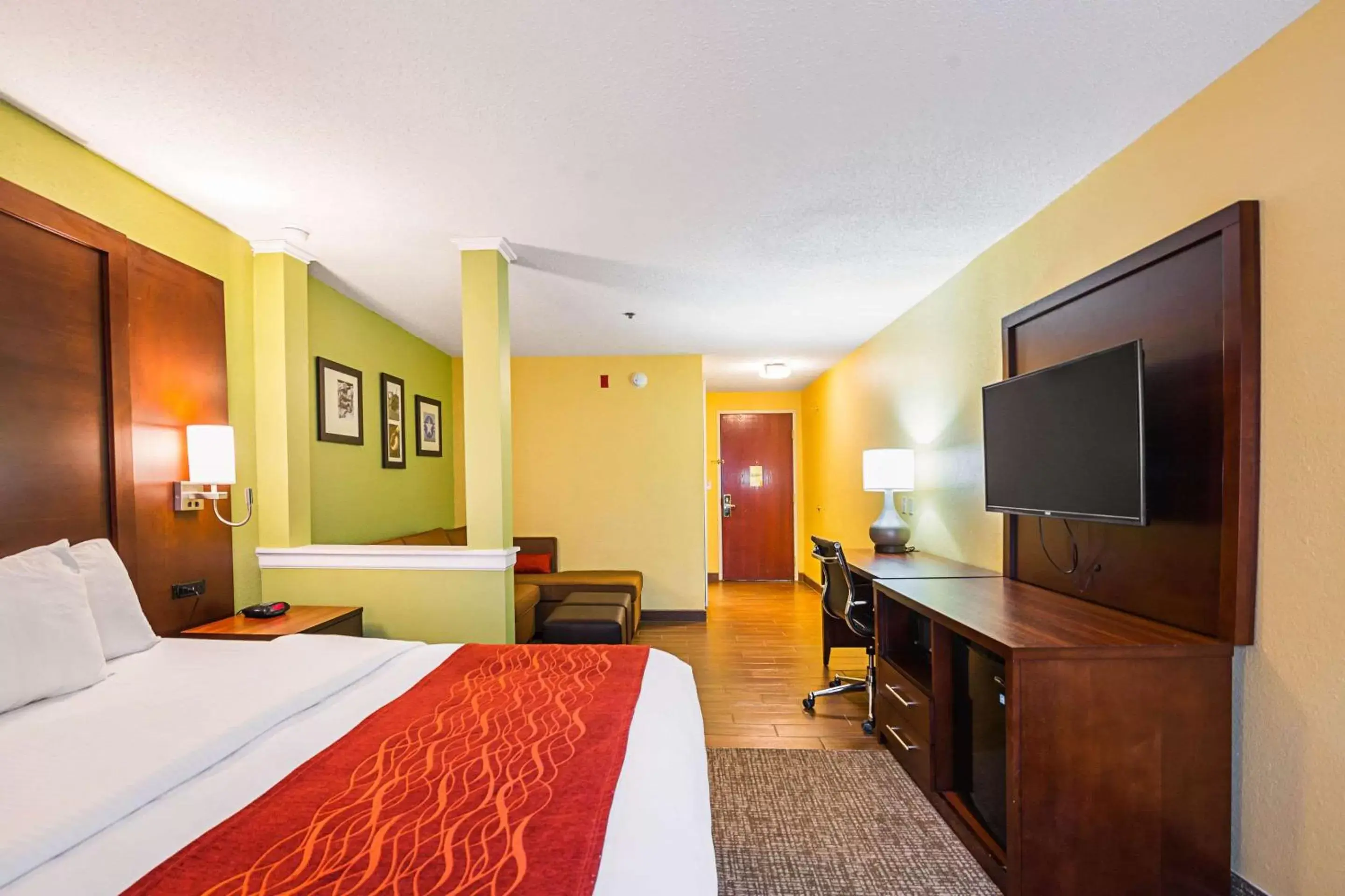 Photo of the whole room, TV/Entertainment Center in Comfort Inn & Suites Dayton