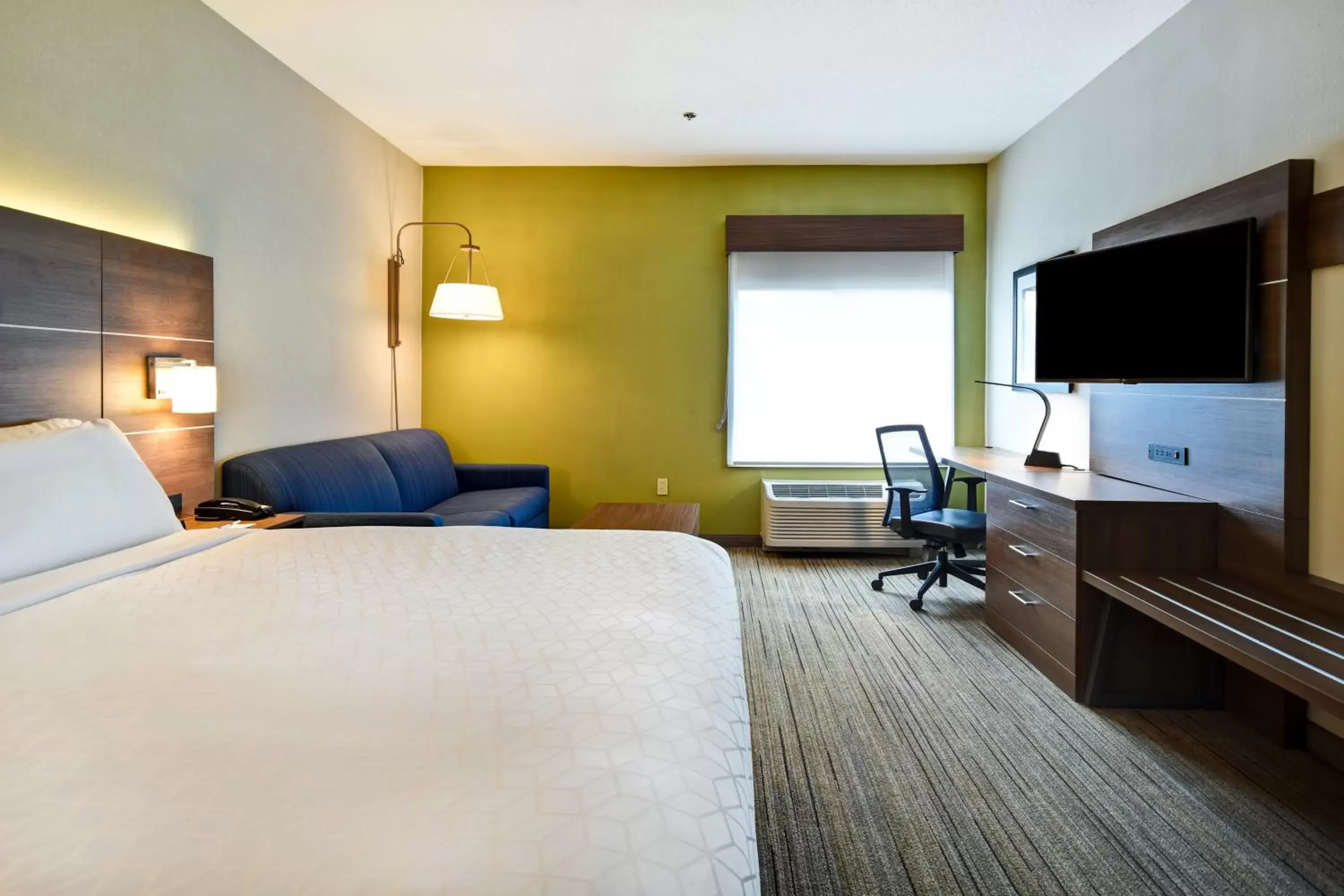 Photo of the whole room, Bed in Holiday Inn Express Newport North - Middletown, an IHG Hotel