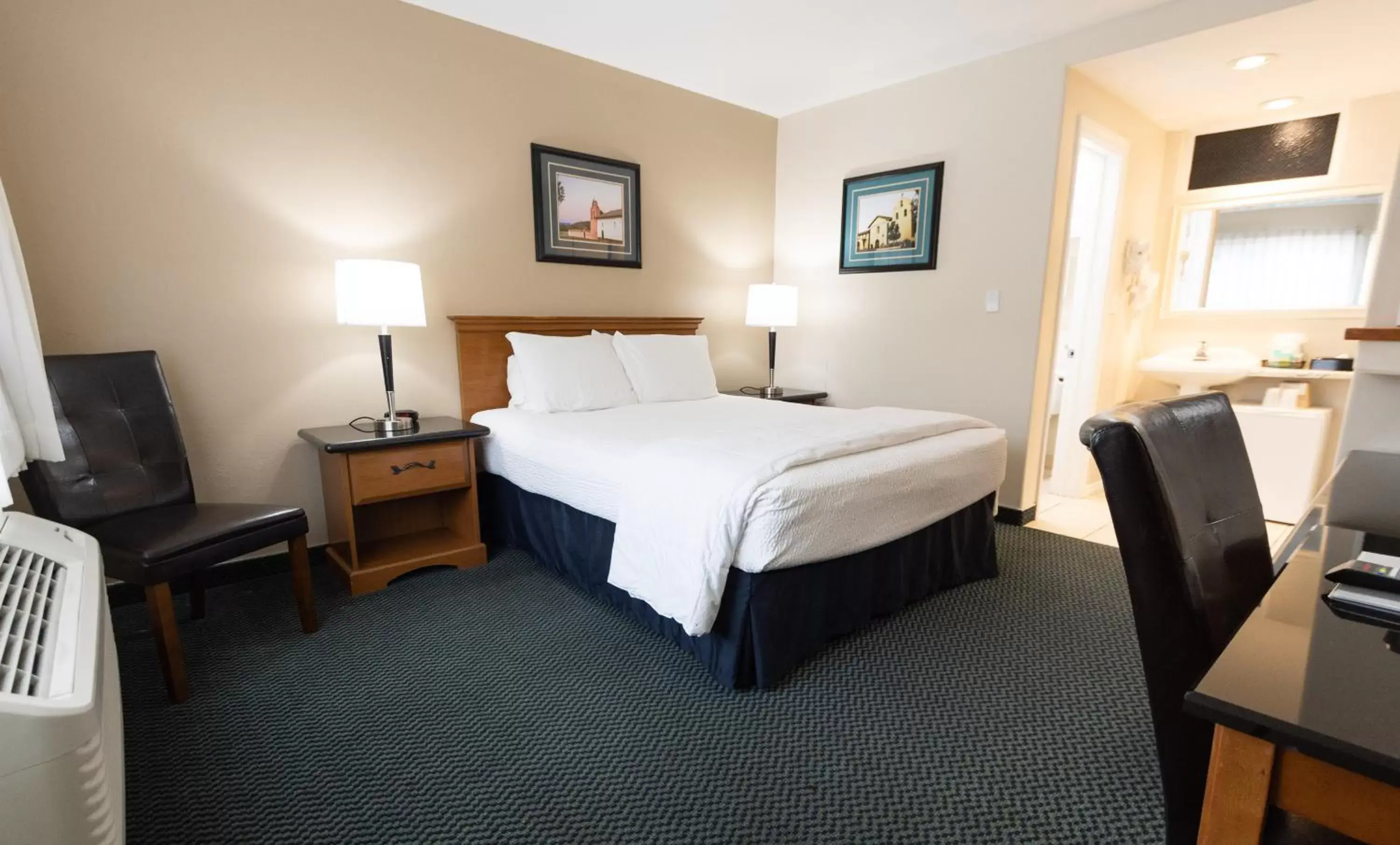 Bedroom, Bed in King Frederik Inn