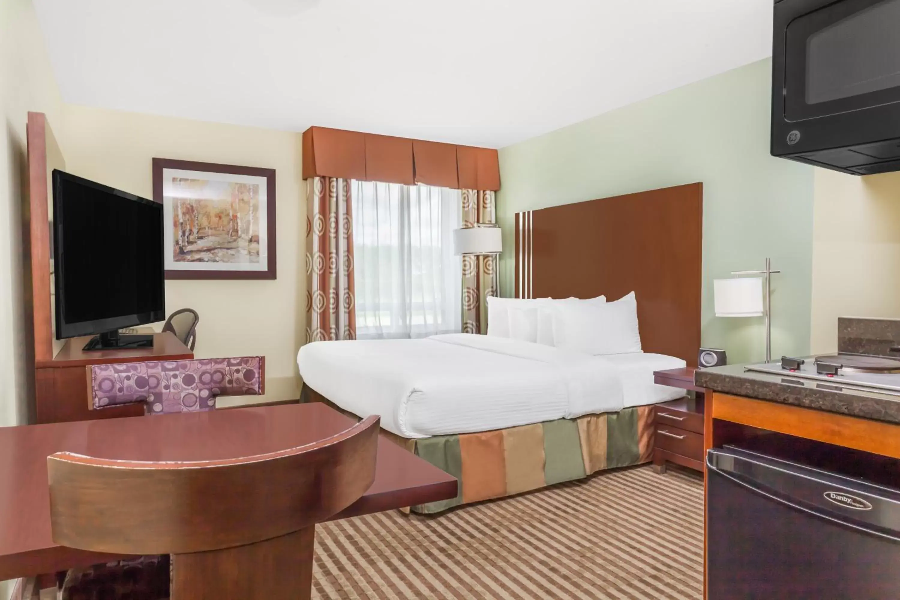Photo of the whole room, Bed in Ramada by Wyndham Carlyle