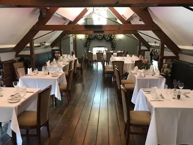 Lounge or bar, Restaurant/Places to Eat in The Barns Hotel