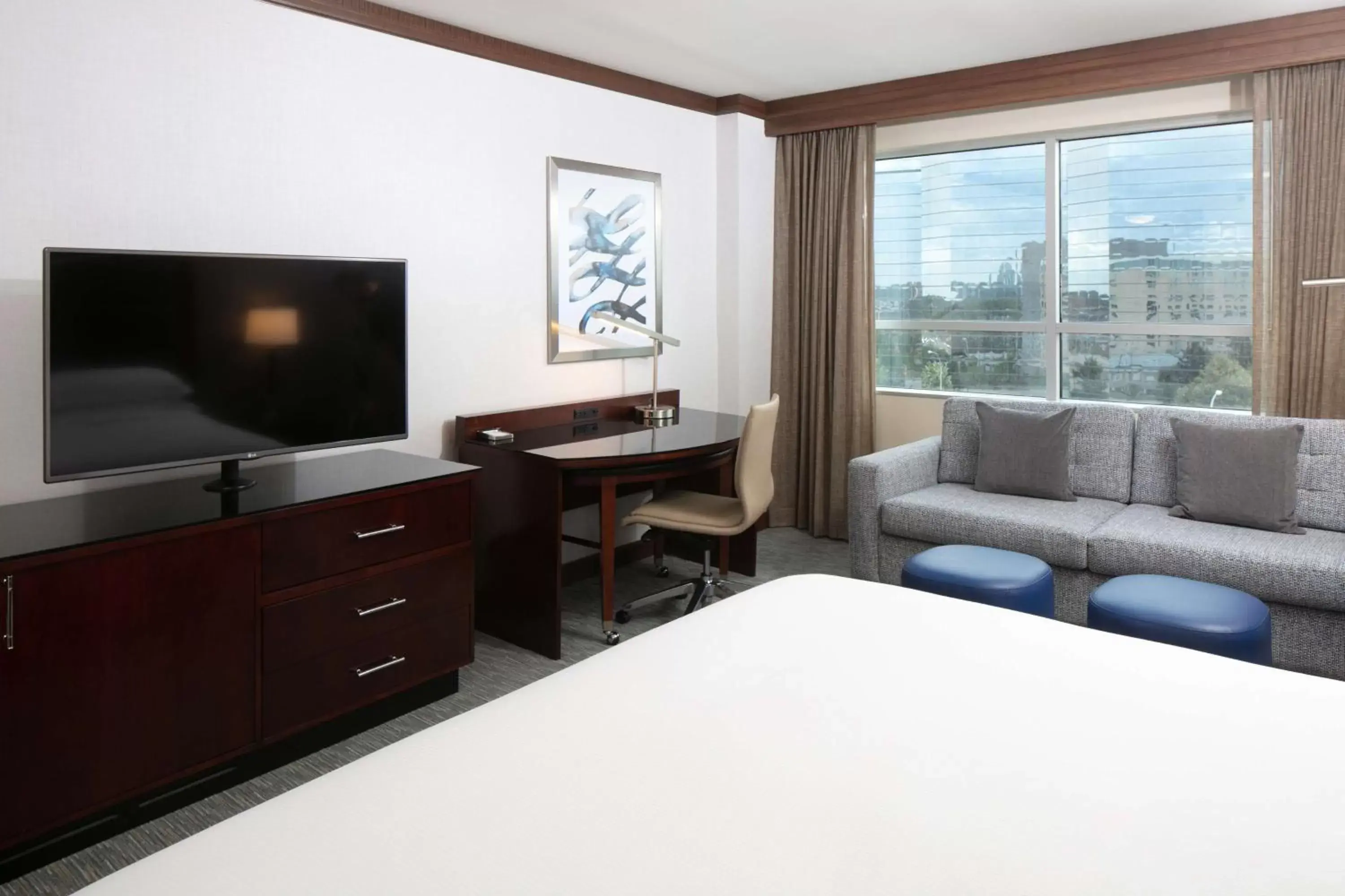 Bedroom, TV/Entertainment Center in Hilton Minneapolis Bloomington