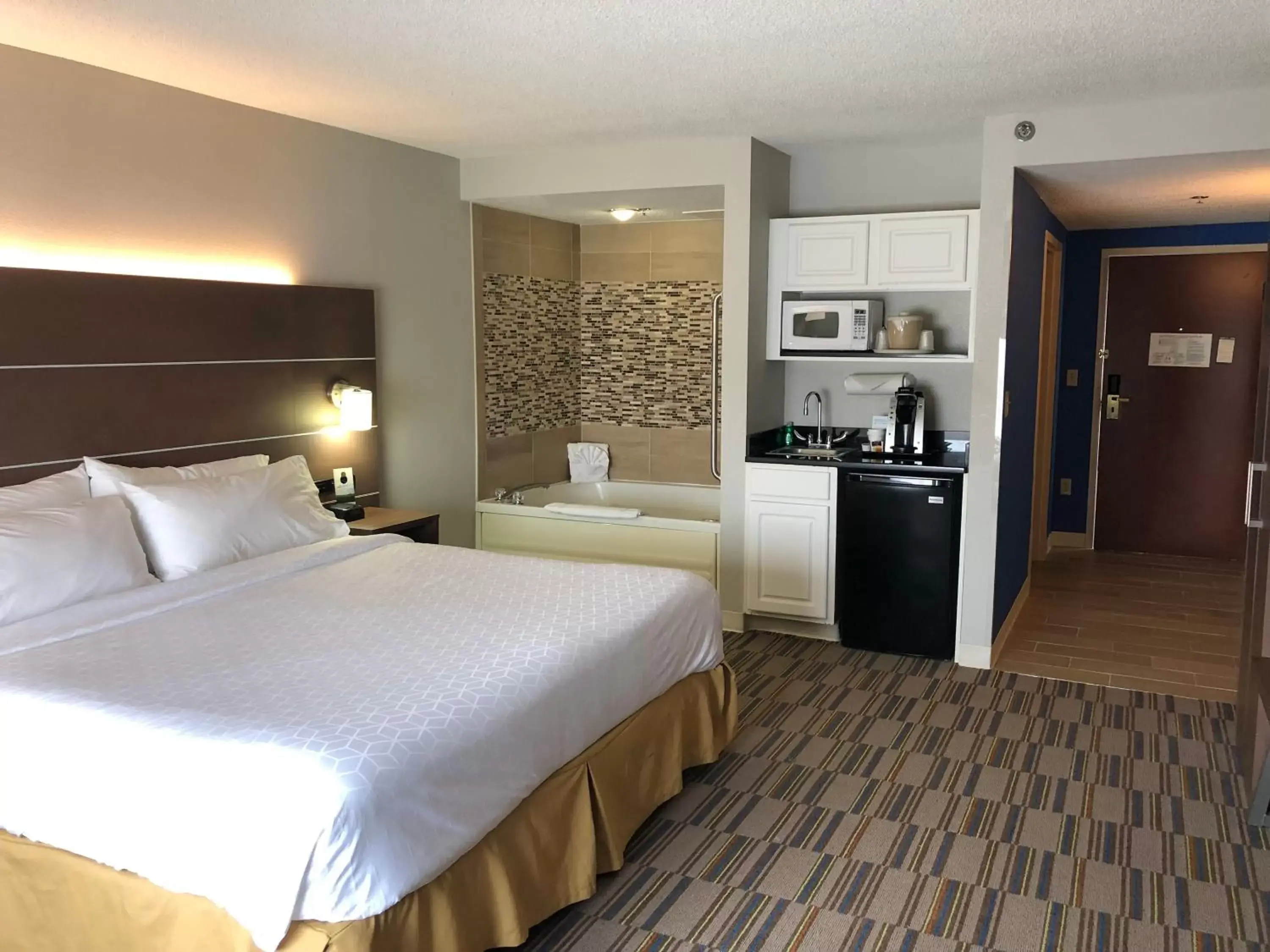 Bed in Holiday Inn Express and Suites - Quakertown, an IHG Hotel