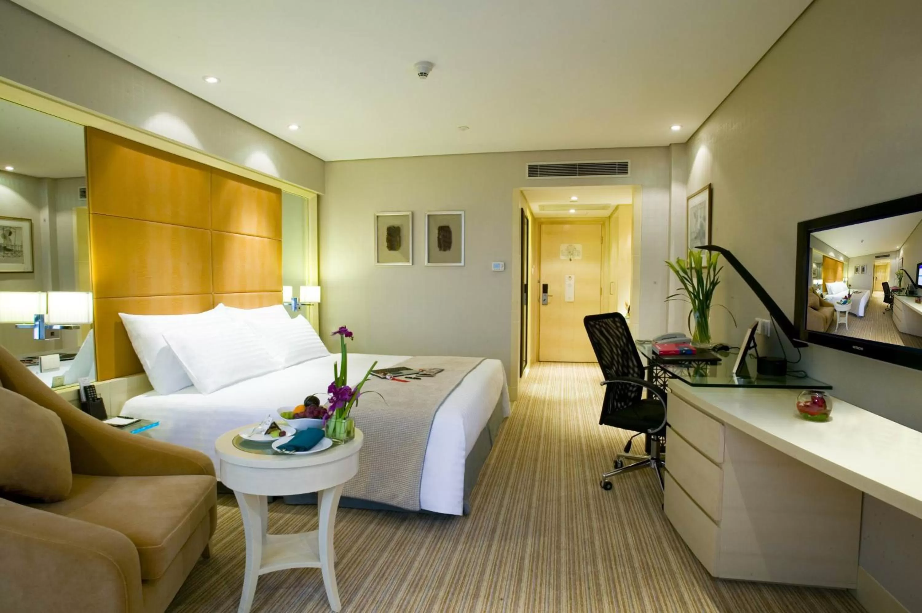 Bedroom, Bed in Jin Jiang Tower