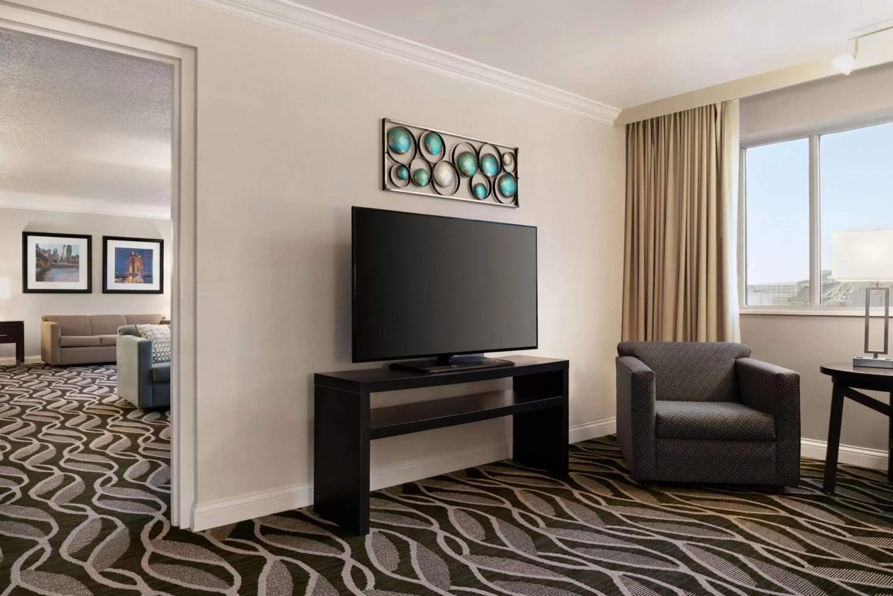 Bedroom, TV/Entertainment Center in Embassy Suites Cincinnati - RiverCenter