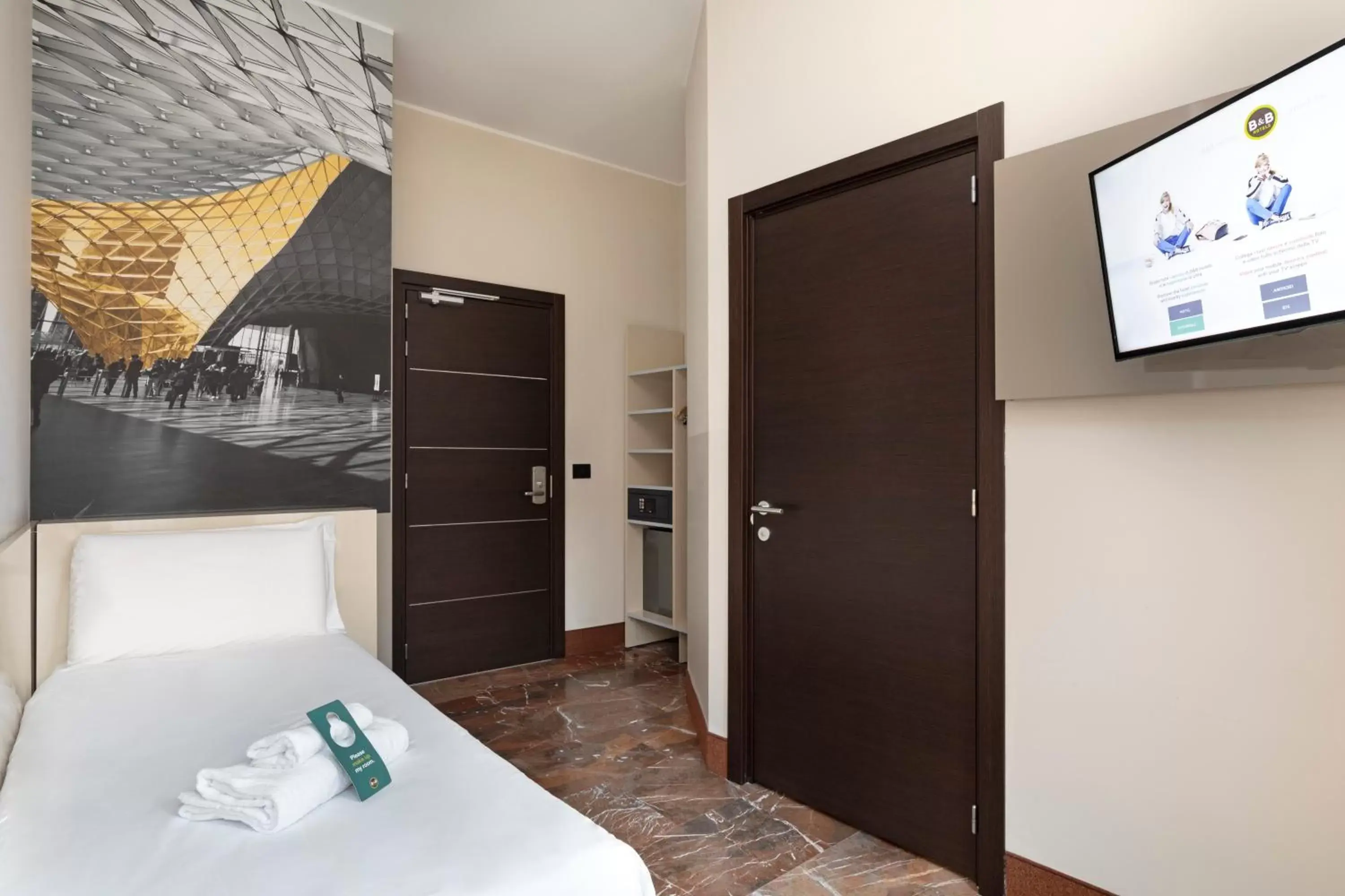 Bedroom, TV/Entertainment Center in B&B Hotel Milano Sant'Ambrogio