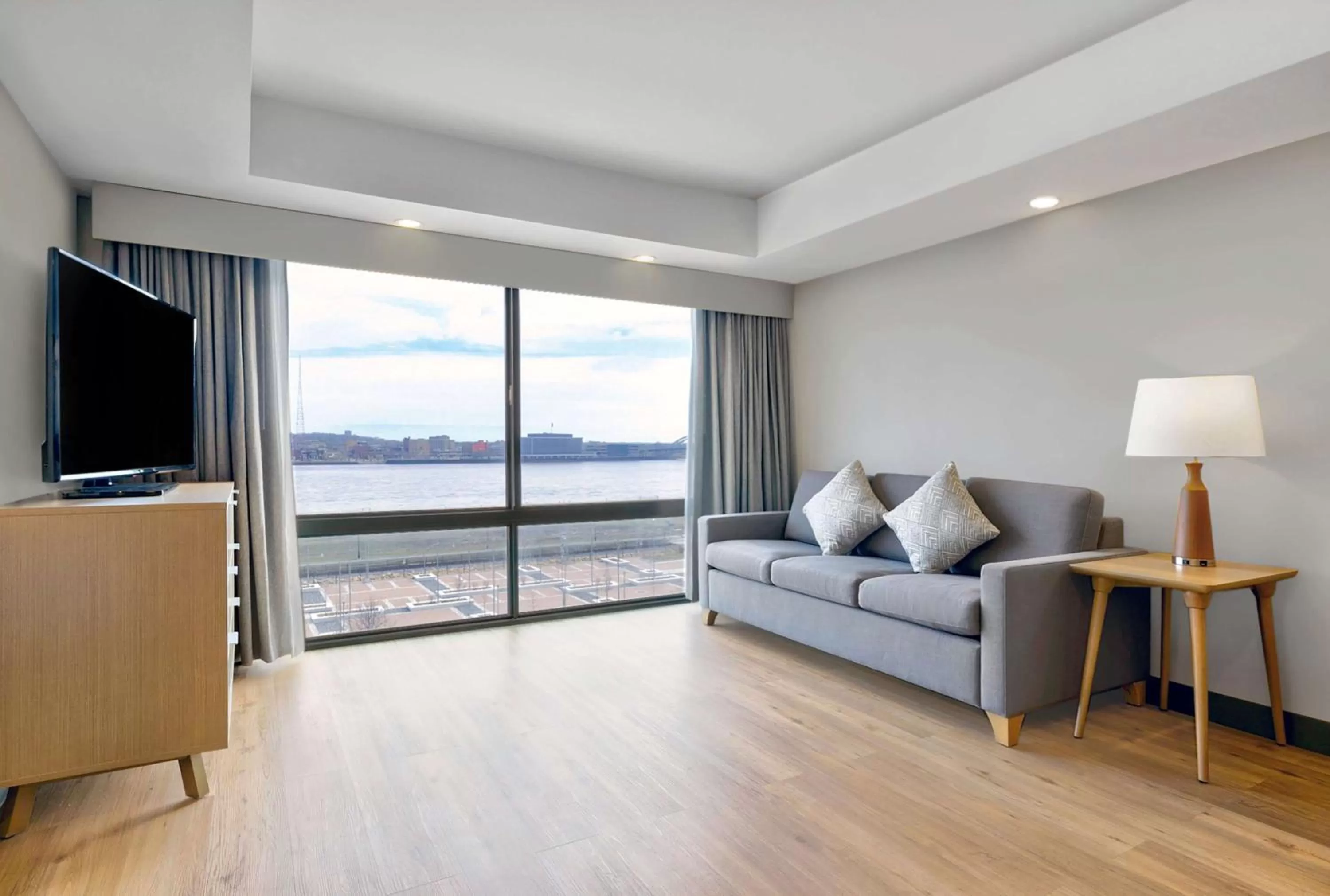 Living room in DoubleTree by Hilton Davenport