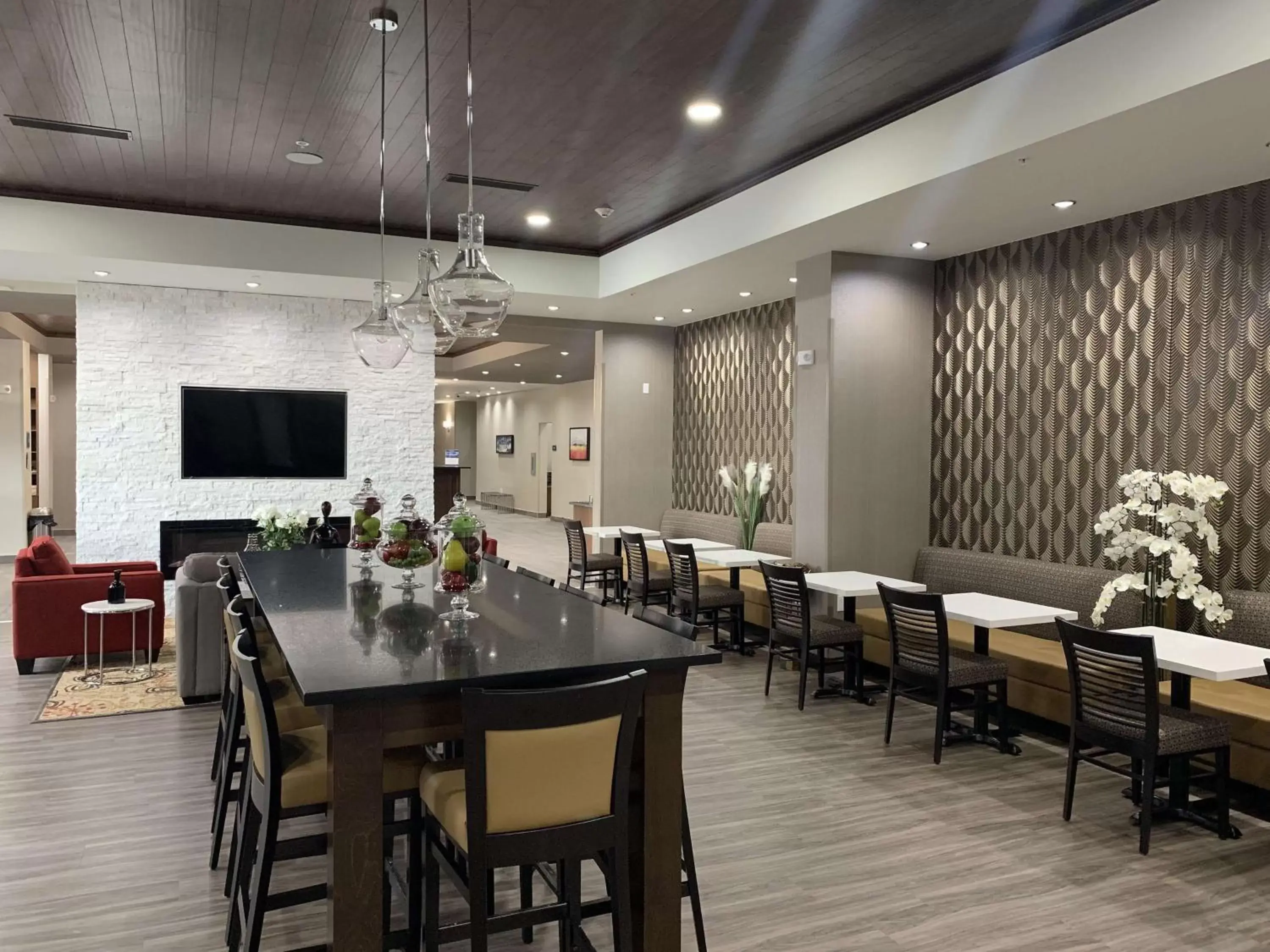 Lobby or reception, Restaurant/Places to Eat in Best Western Plus Hinton Inn & Suites