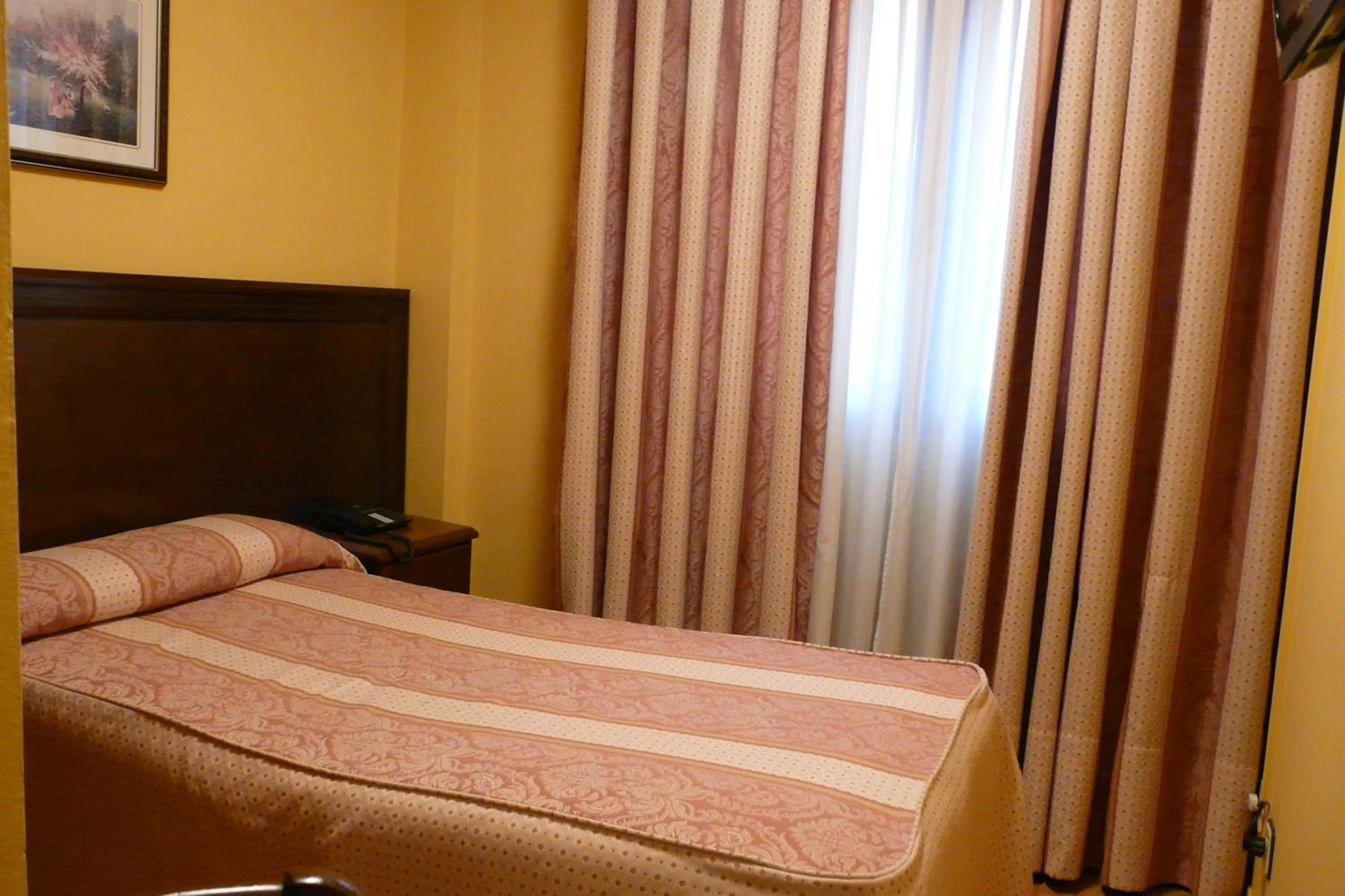 Photo of the whole room, Bed in Idh Angel