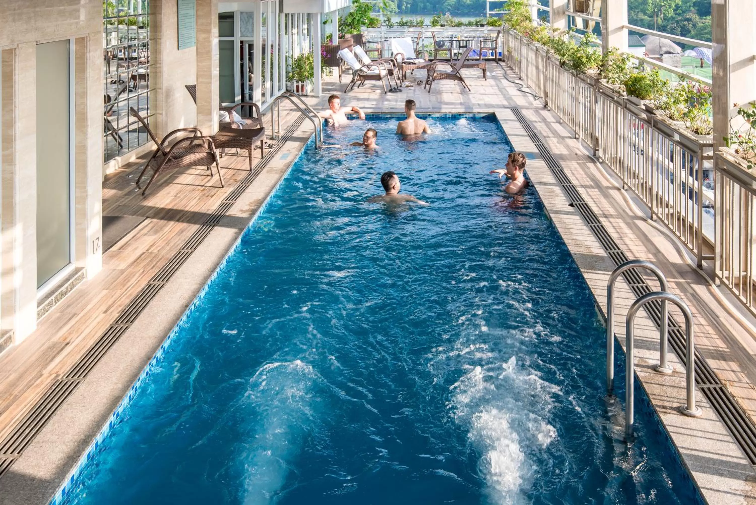 MAY DE VILLE Lakeside Hotel