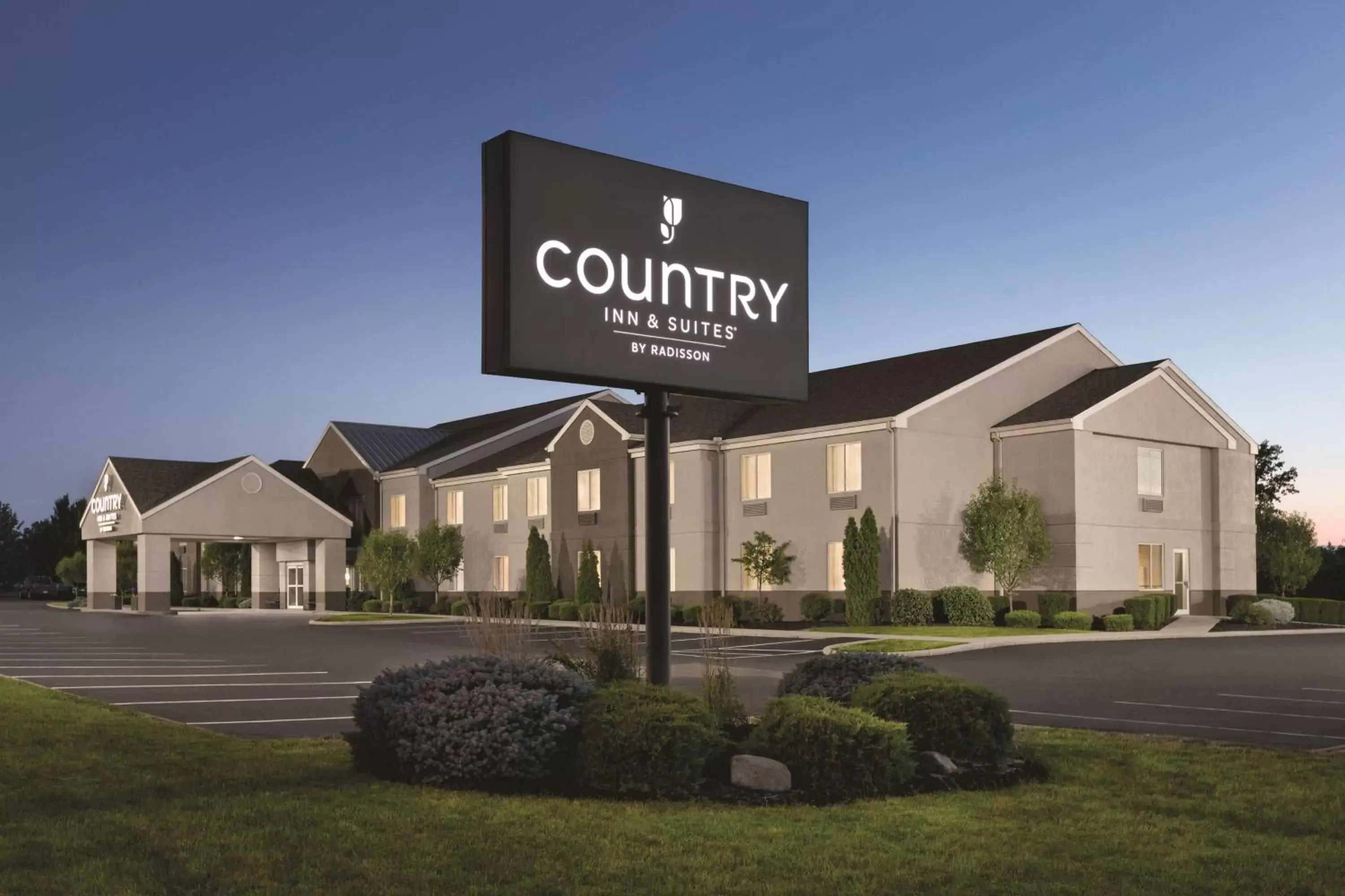 Property Building in Country Inn & Suites by Radisson, Port Clinton, OH