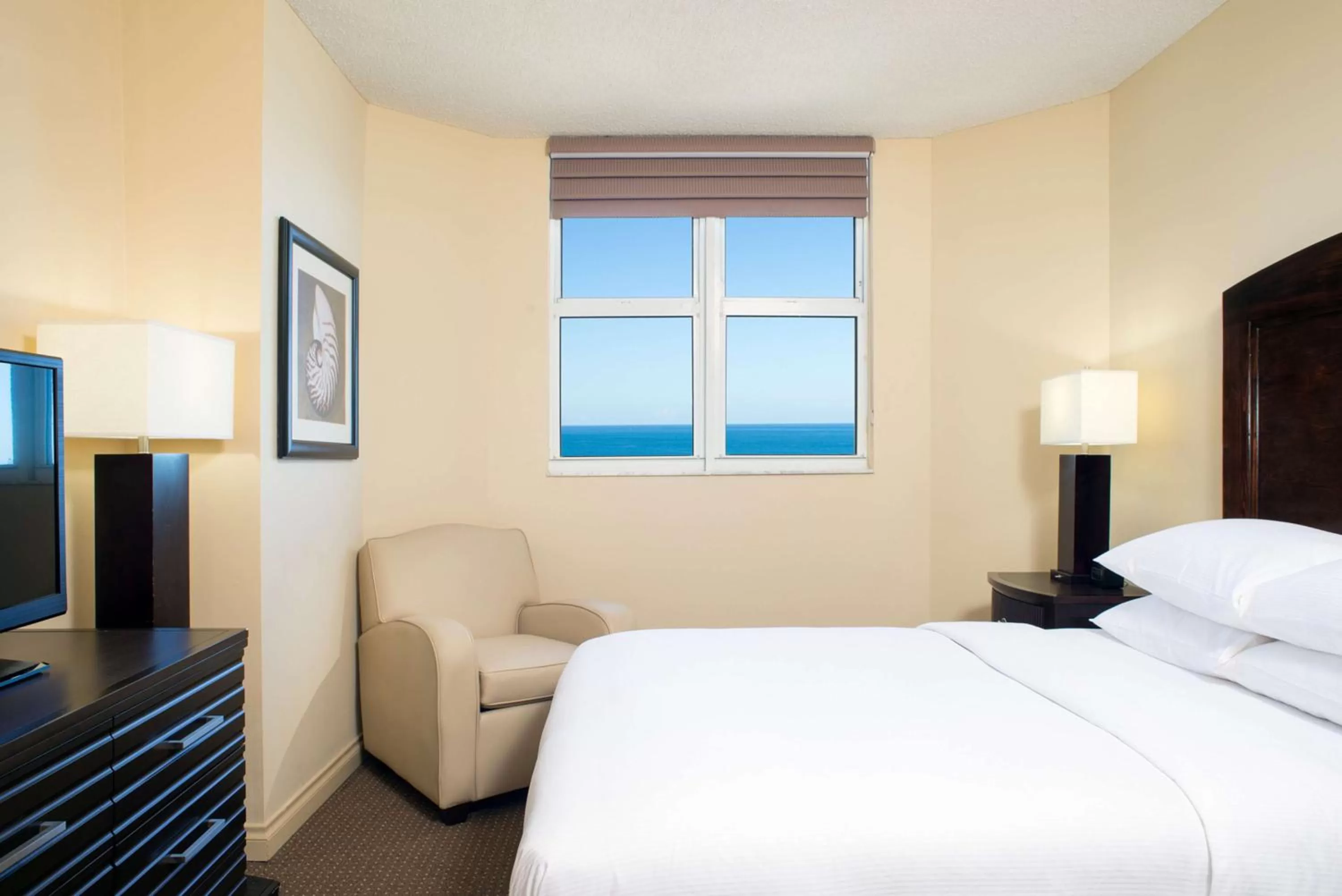 Bed in DoubleTree by Hilton Ocean Point Resort - North Miami Beach
