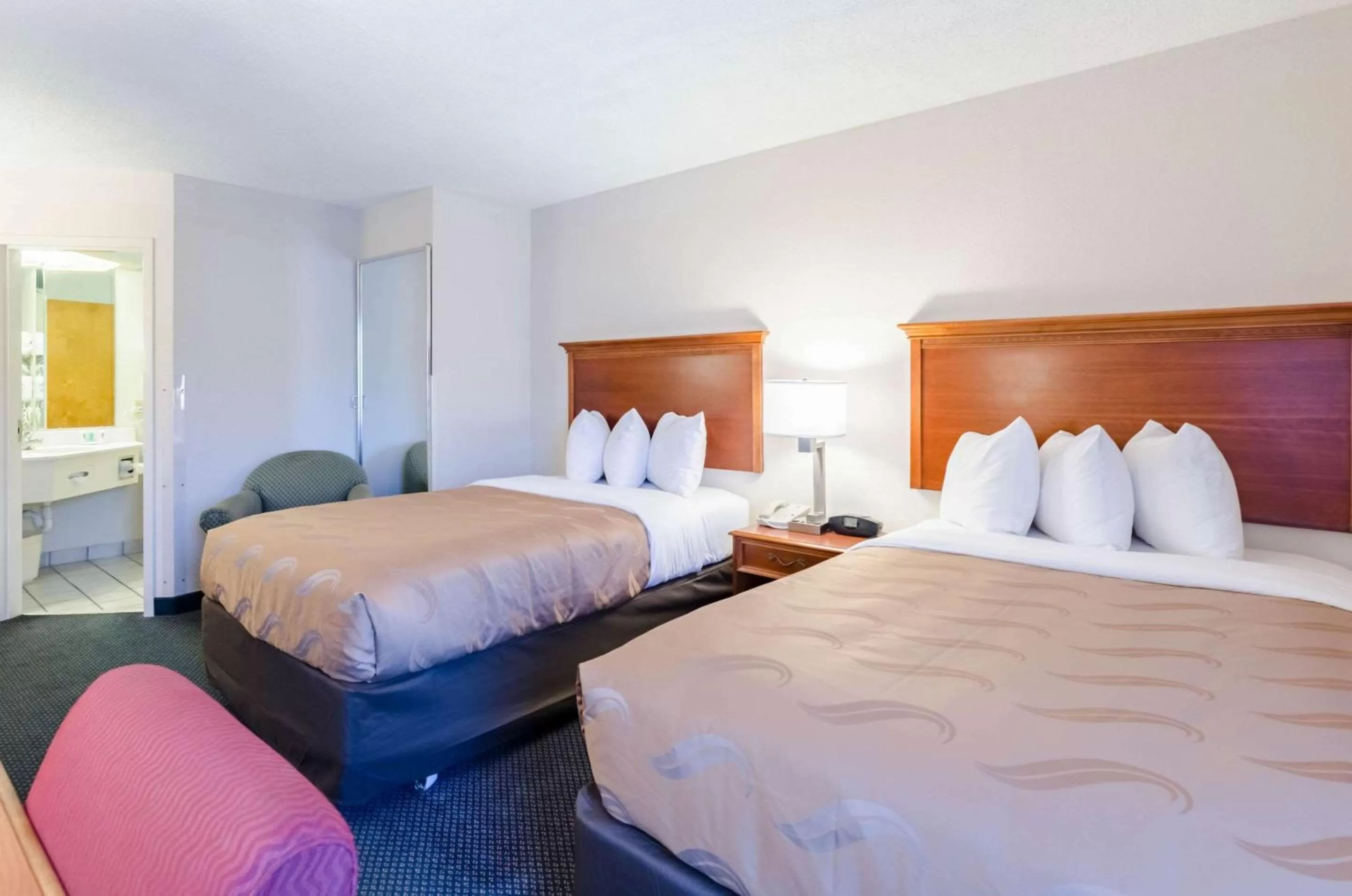 Photo of the whole room, Bed in Quality Inn Lynchburg