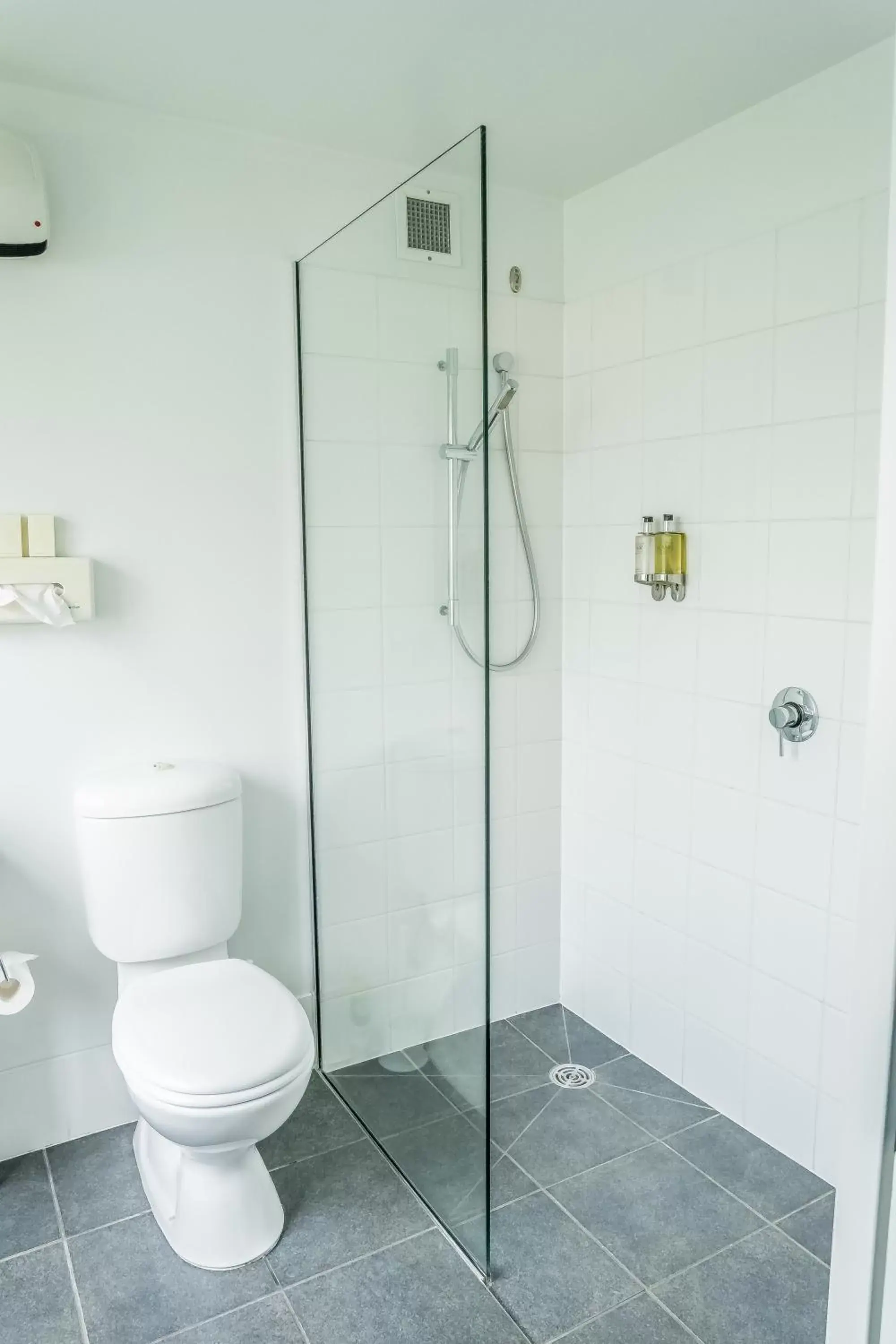 Shower, Bathroom in Airport Christchurch Motel