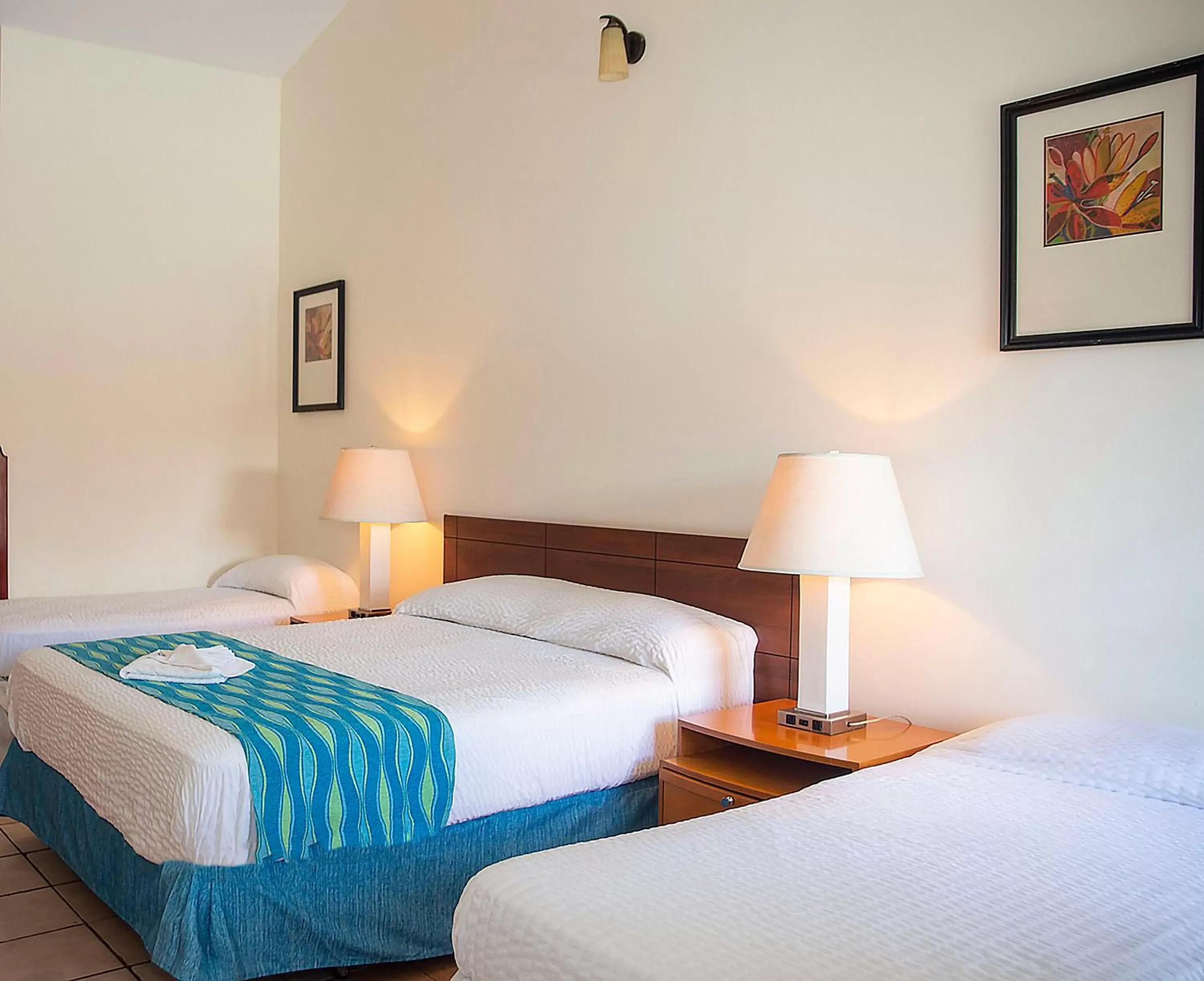 Bedroom, Bed in Orange Hill Beach Inn