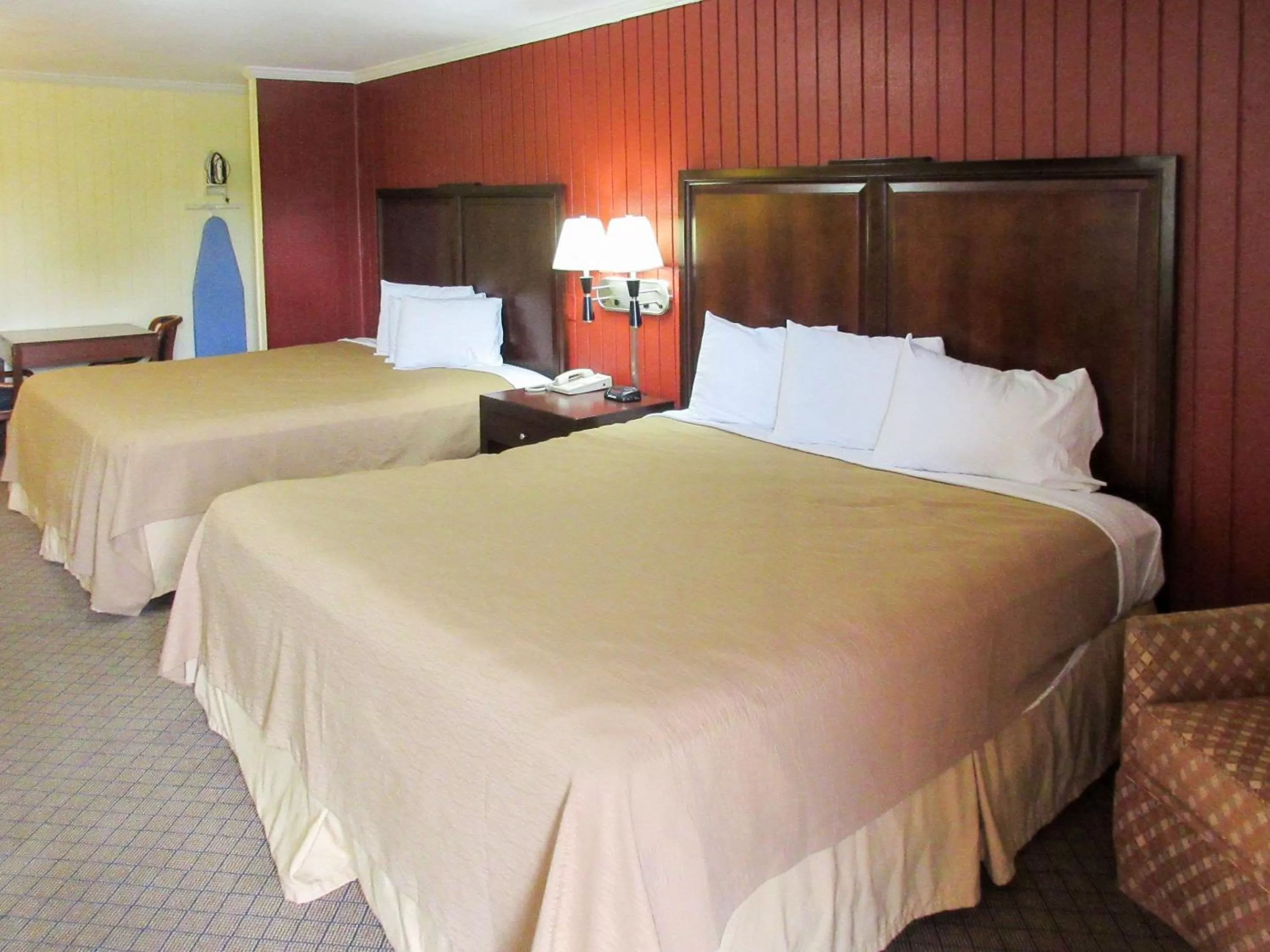 Photo of the whole room, Bed in Rodeway Inn Kansas City Downtown Area