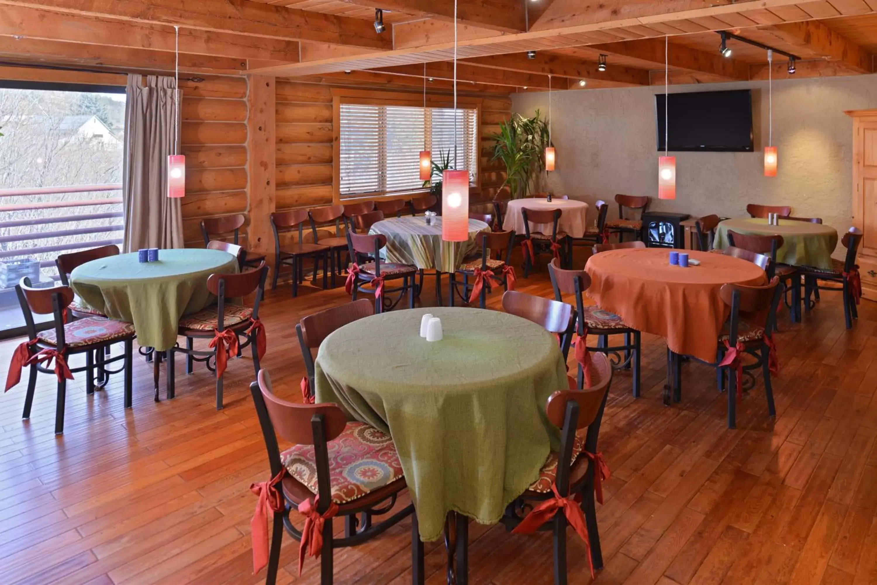 Restaurant/Places to Eat in The Boulder Creek Lodge