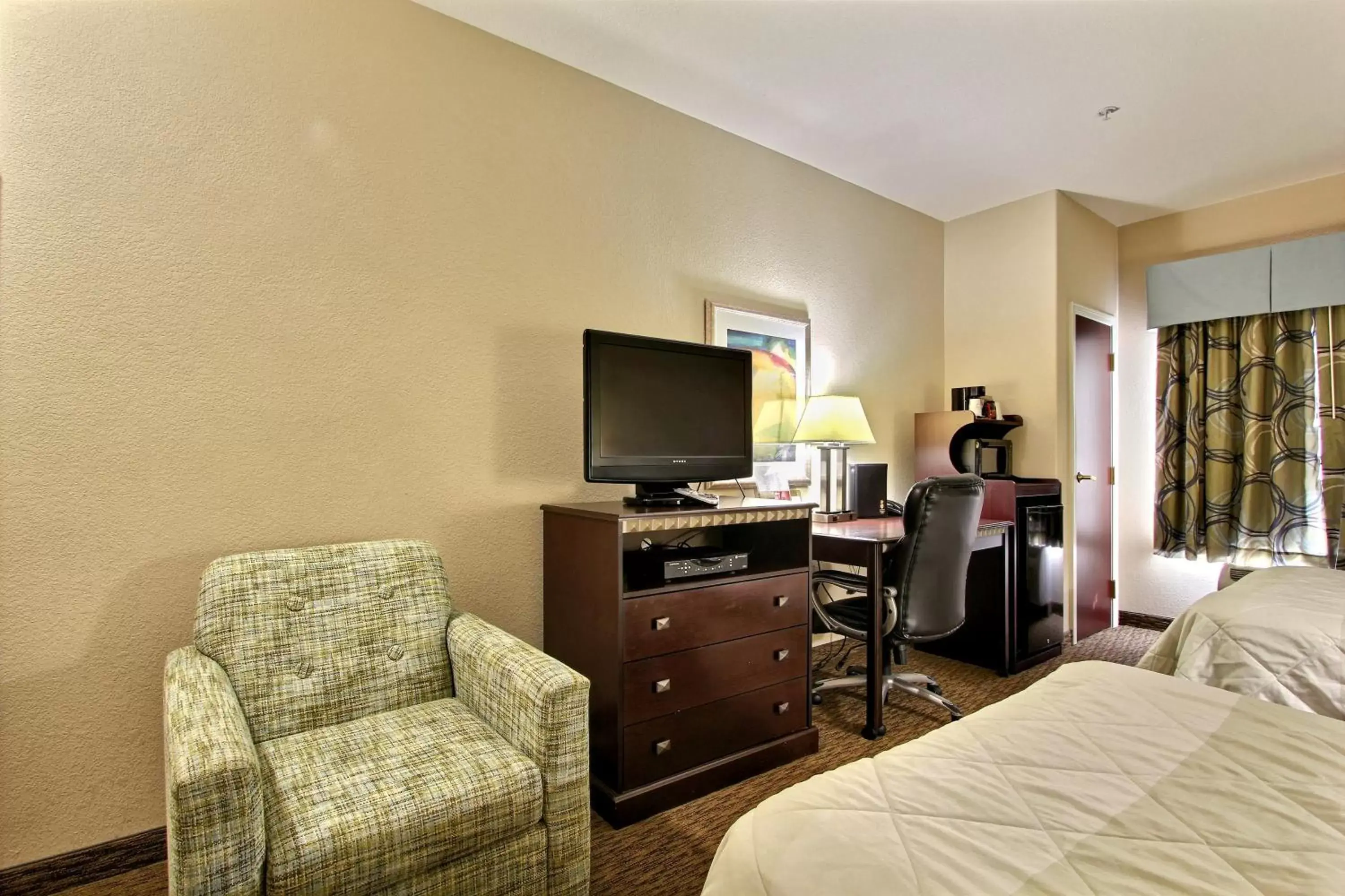 TV and multimedia, Seating Area in Magnolia Inn and Suites Pooler