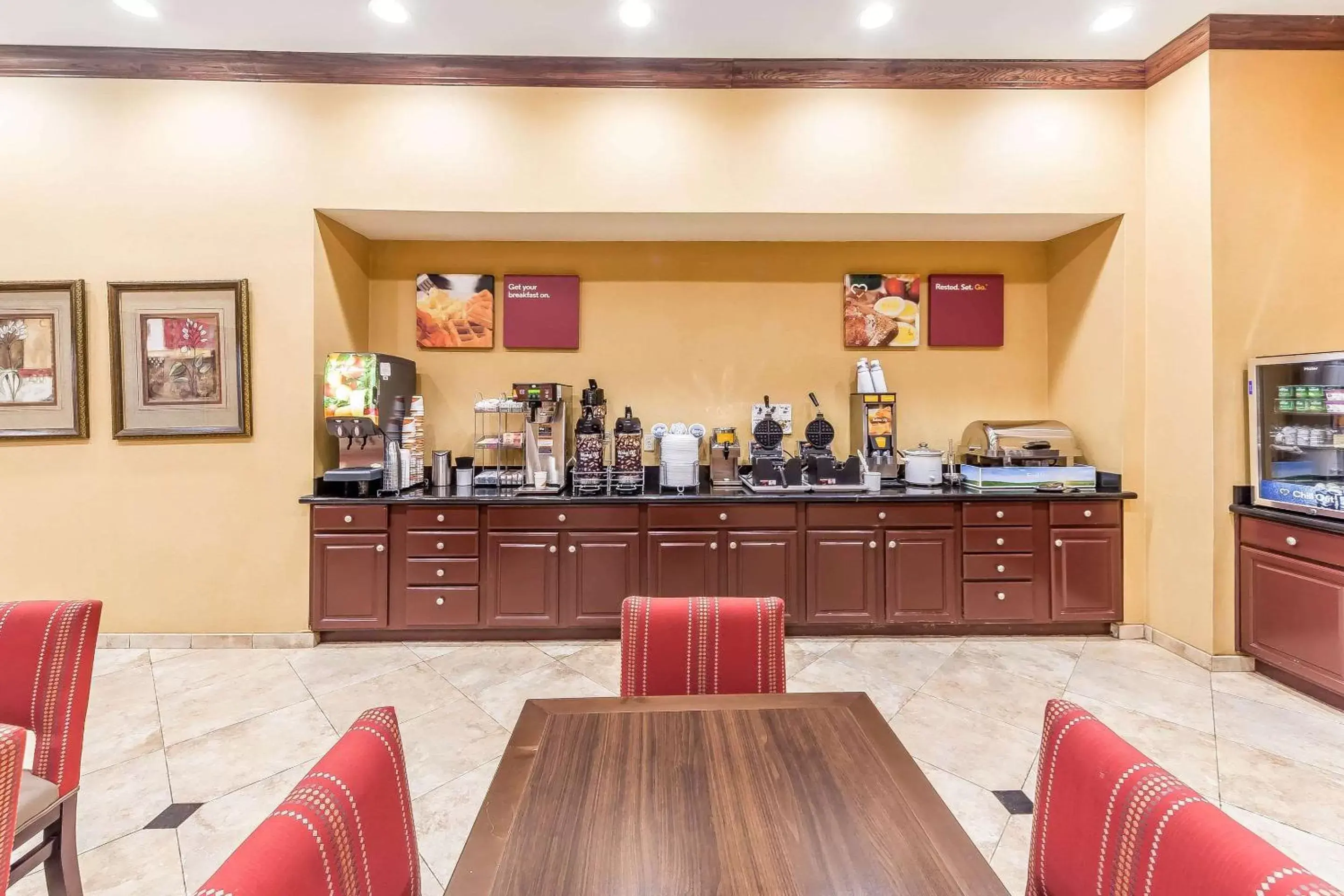 Restaurant/Places to Eat in Comfort Suites Yukon - SW Oklahoma City