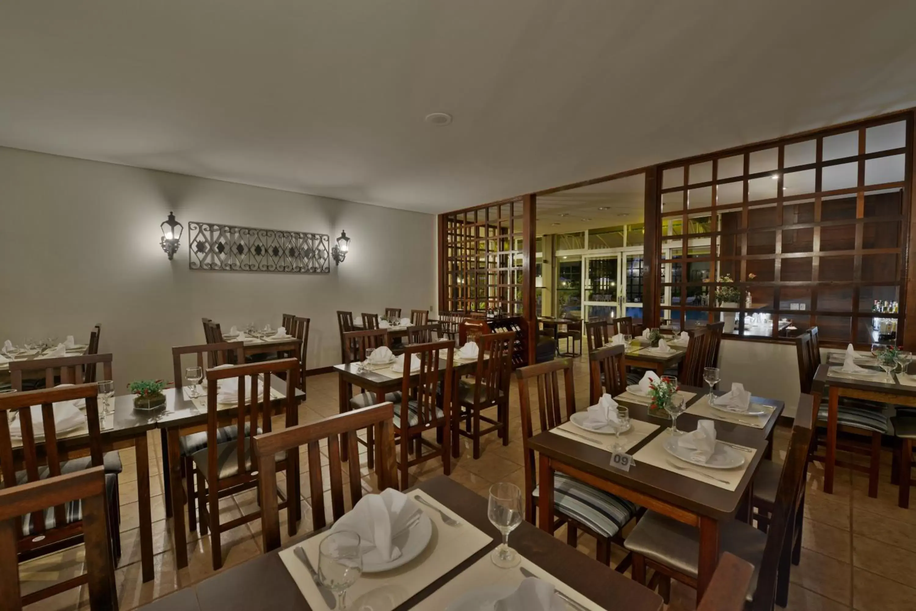 Restaurant/Places to Eat in Hotel Deville Express Guaira