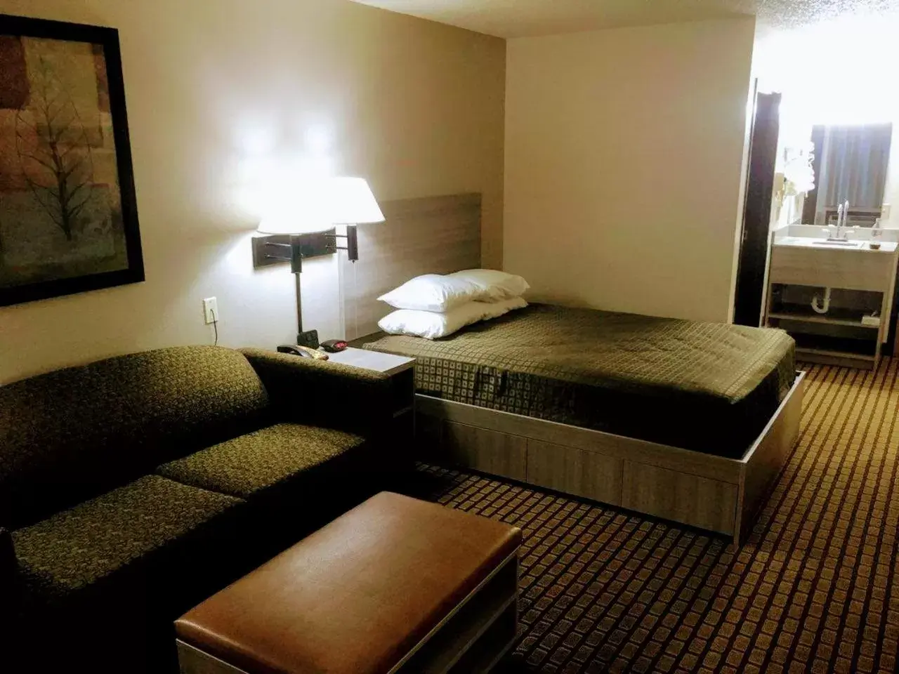 Bed in Bearcat Inn and Suites