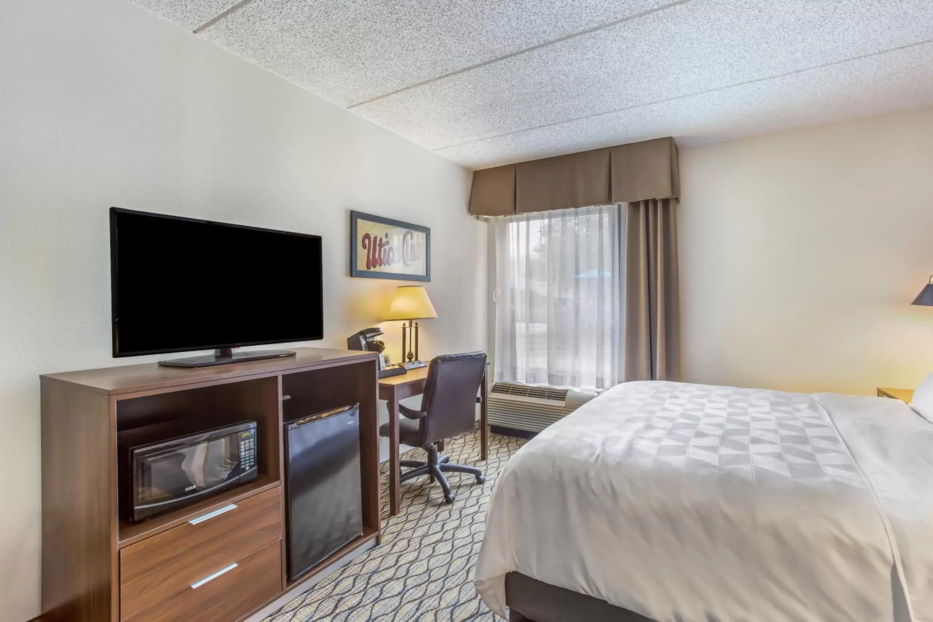 Photo of the whole room, TV/Entertainment Center in Burrstone Inn, Ascend Hotel Collection