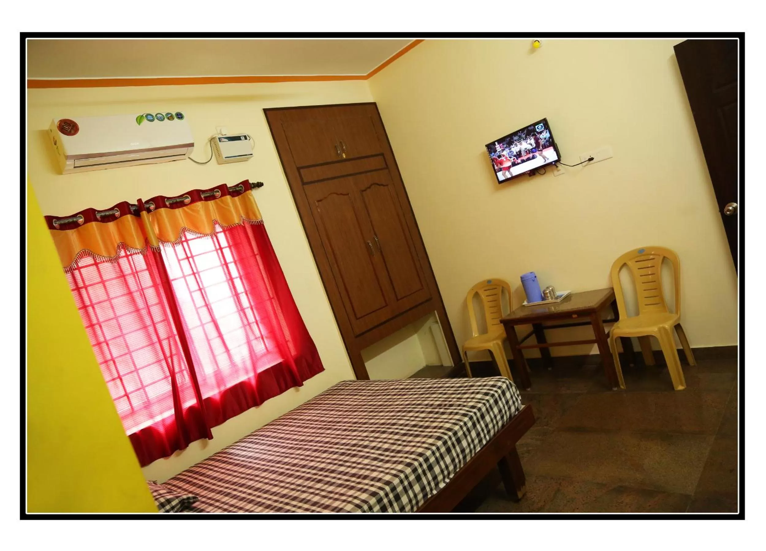 Photo of the whole room, Bed in Pattiah Naidu Palace