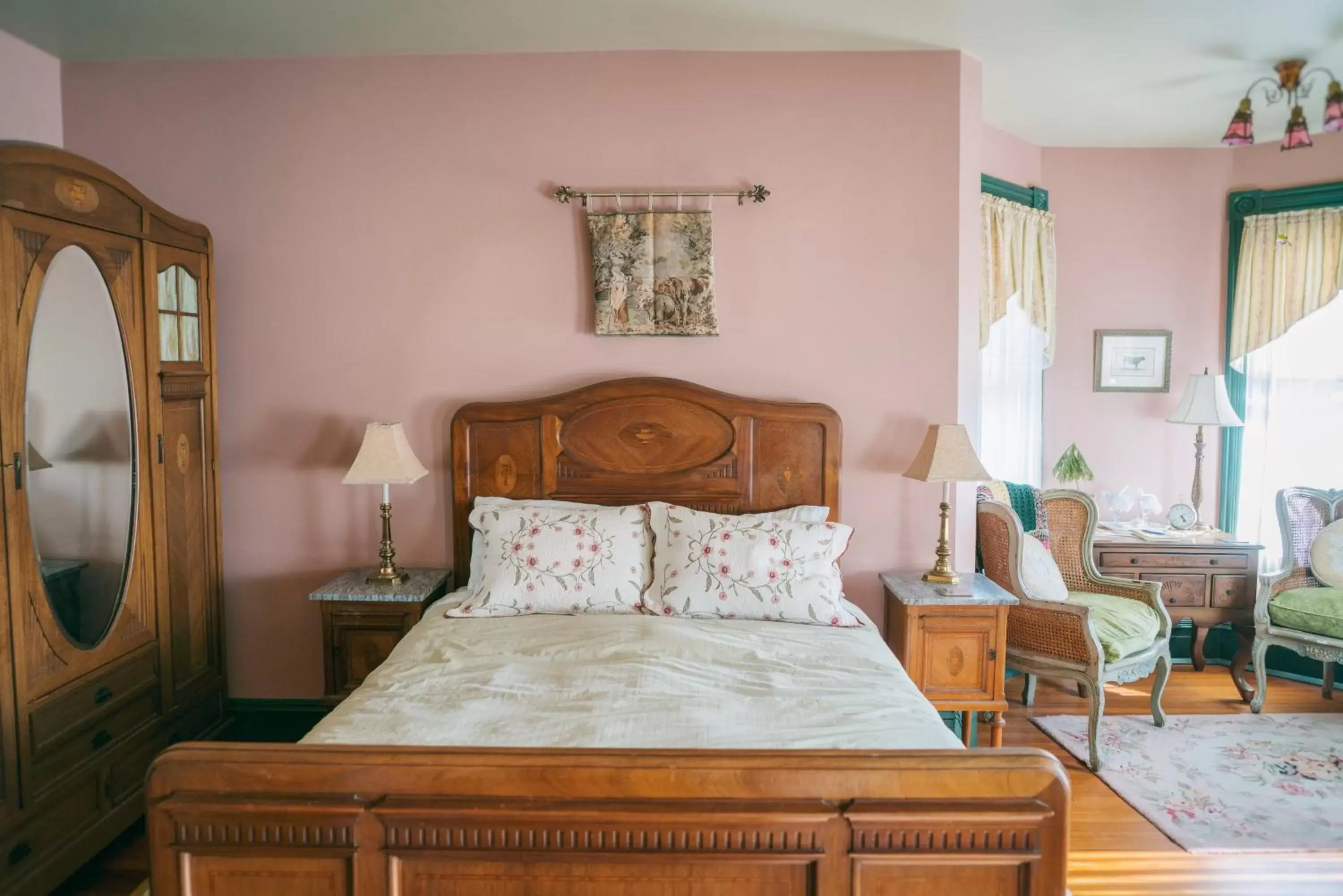 Deluxe Queen Room in Hummingbird Inn Deluxe Queen Room in Hummingbird Inn