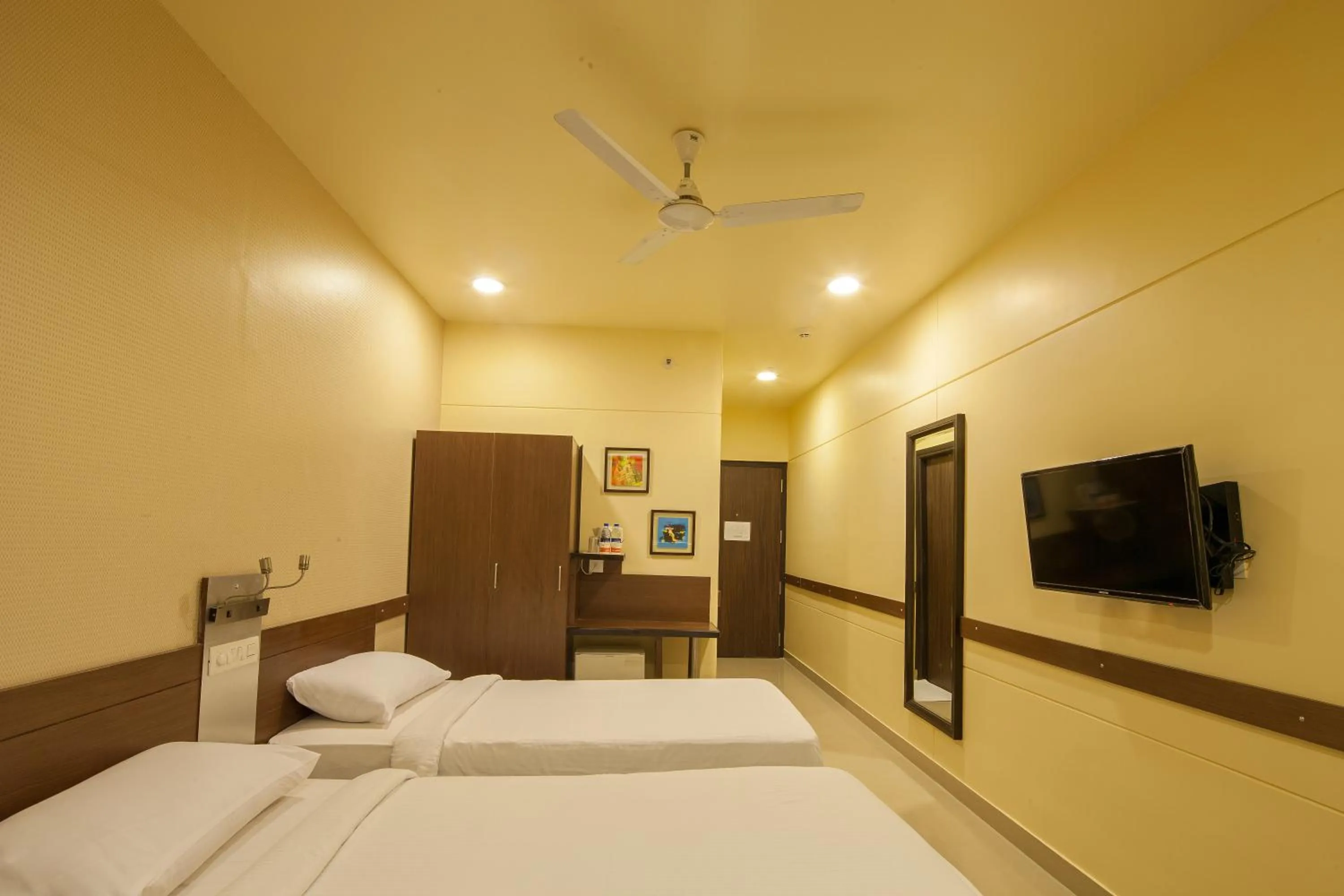 TV and multimedia, Bed in Ginger Mumbai Andheri (MIDC)