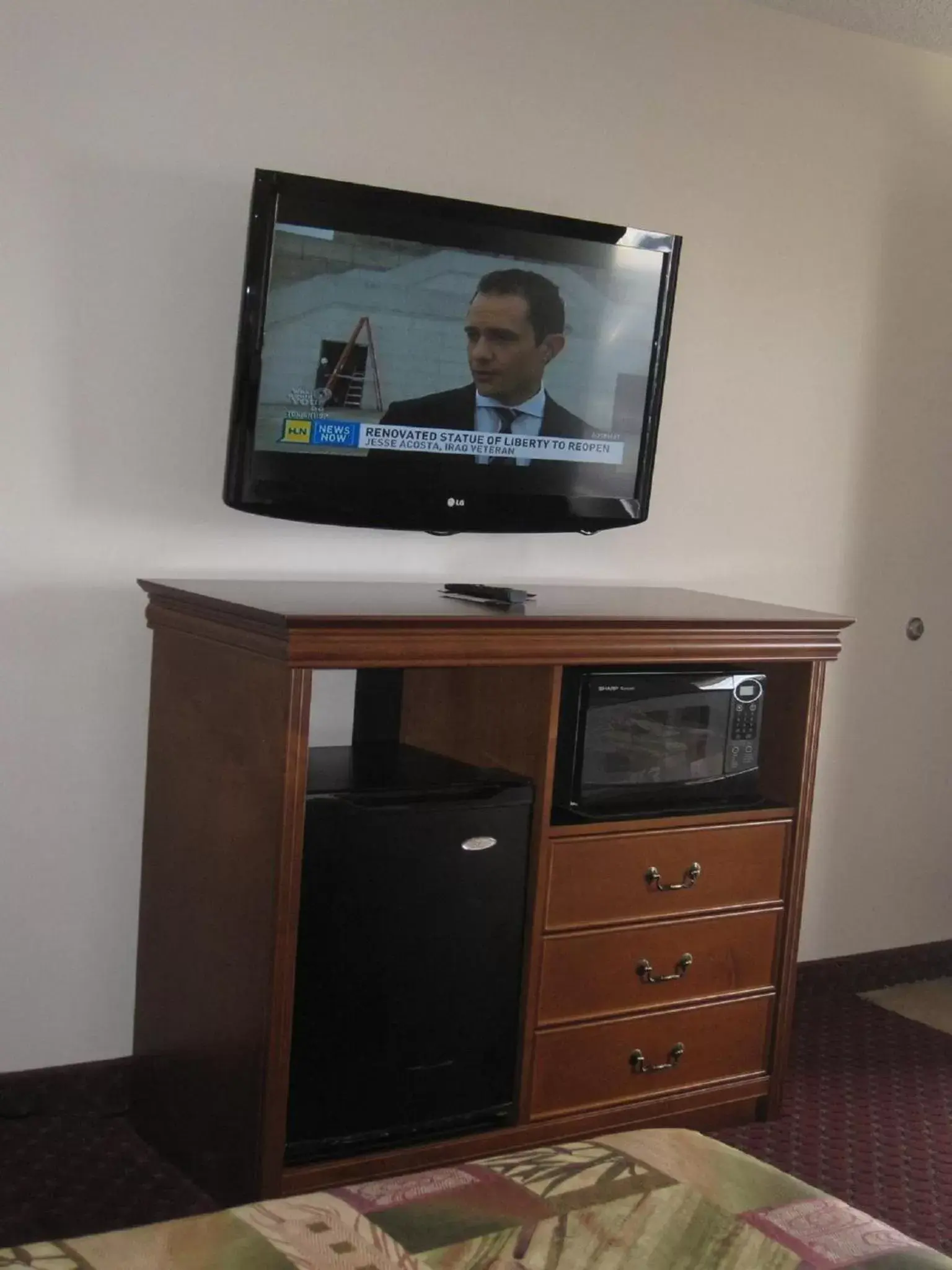 TV/Entertainment Center in Briarwood Inn Of Geneva