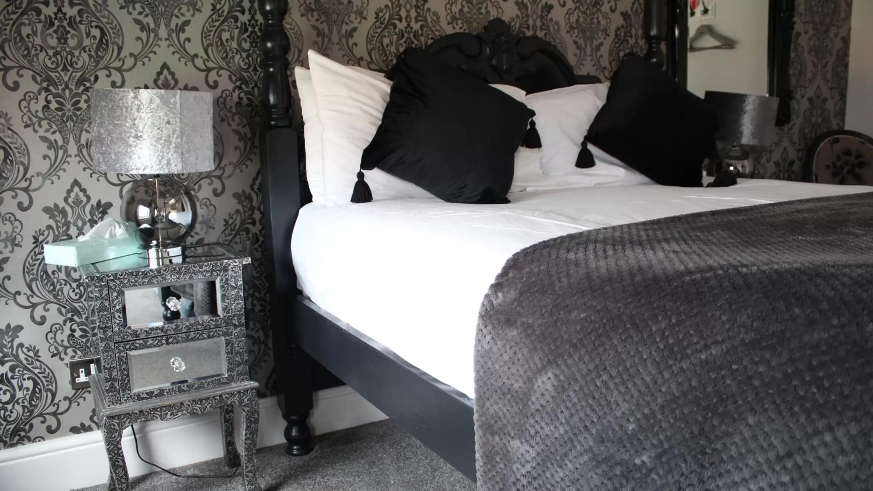 Luxury Double Room in The Whittington and Cat Luxury Double Room in The Whittington and Cat