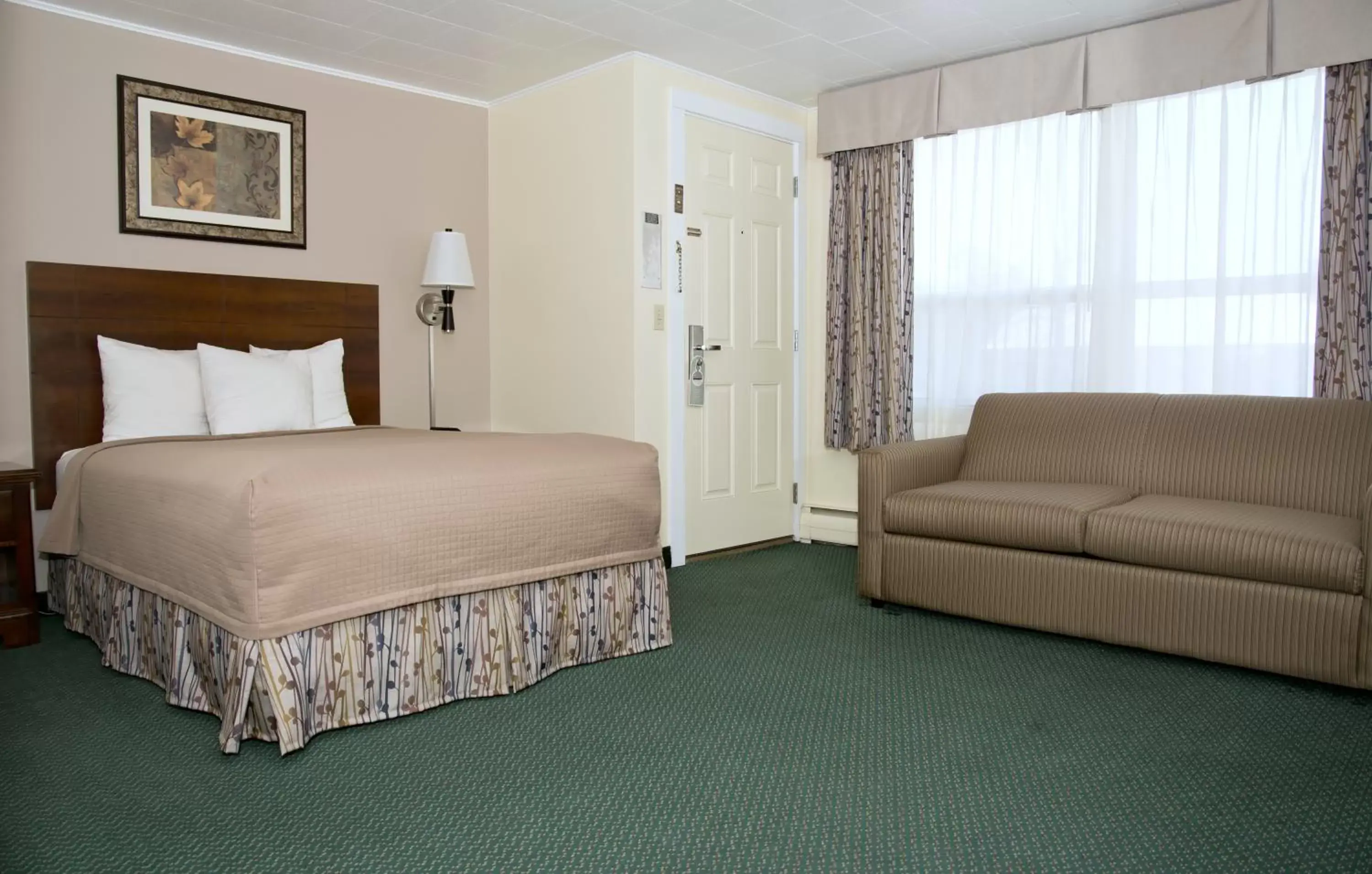Bedroom, Bed in Travelers Inn