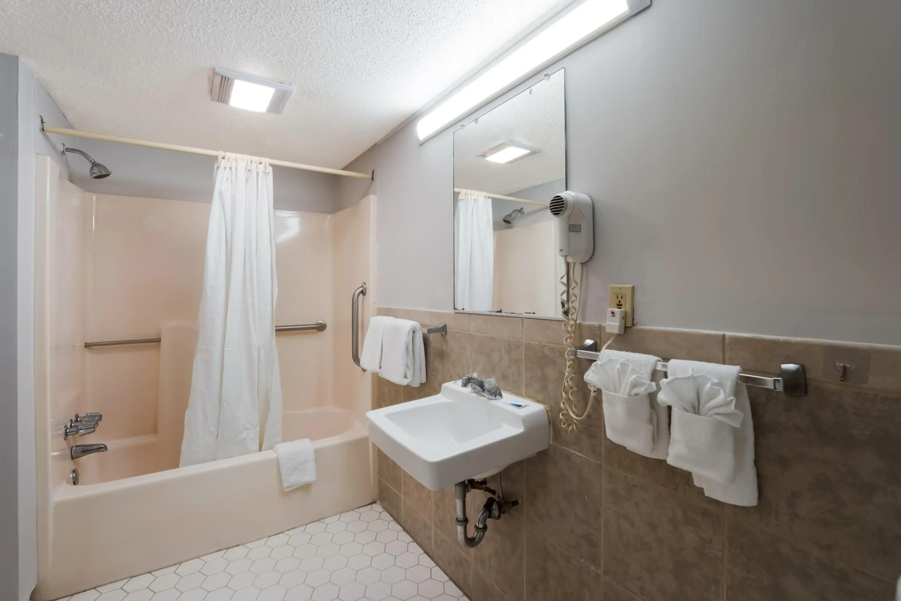 Shower in Rodeway Inn Augusta West - Fort Gordon