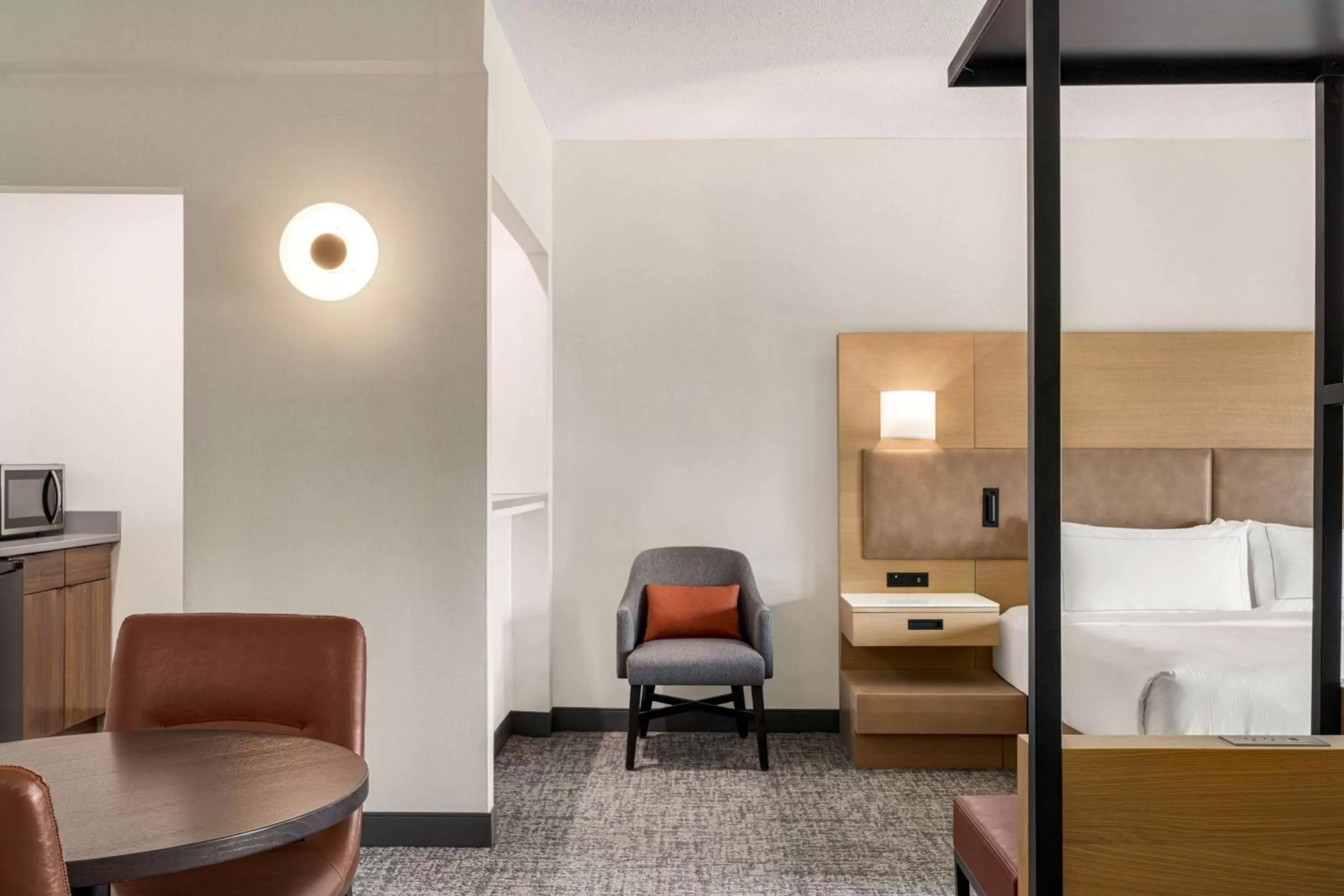 Living room, Bed in Doubletree By Hilton Columbus Dublin