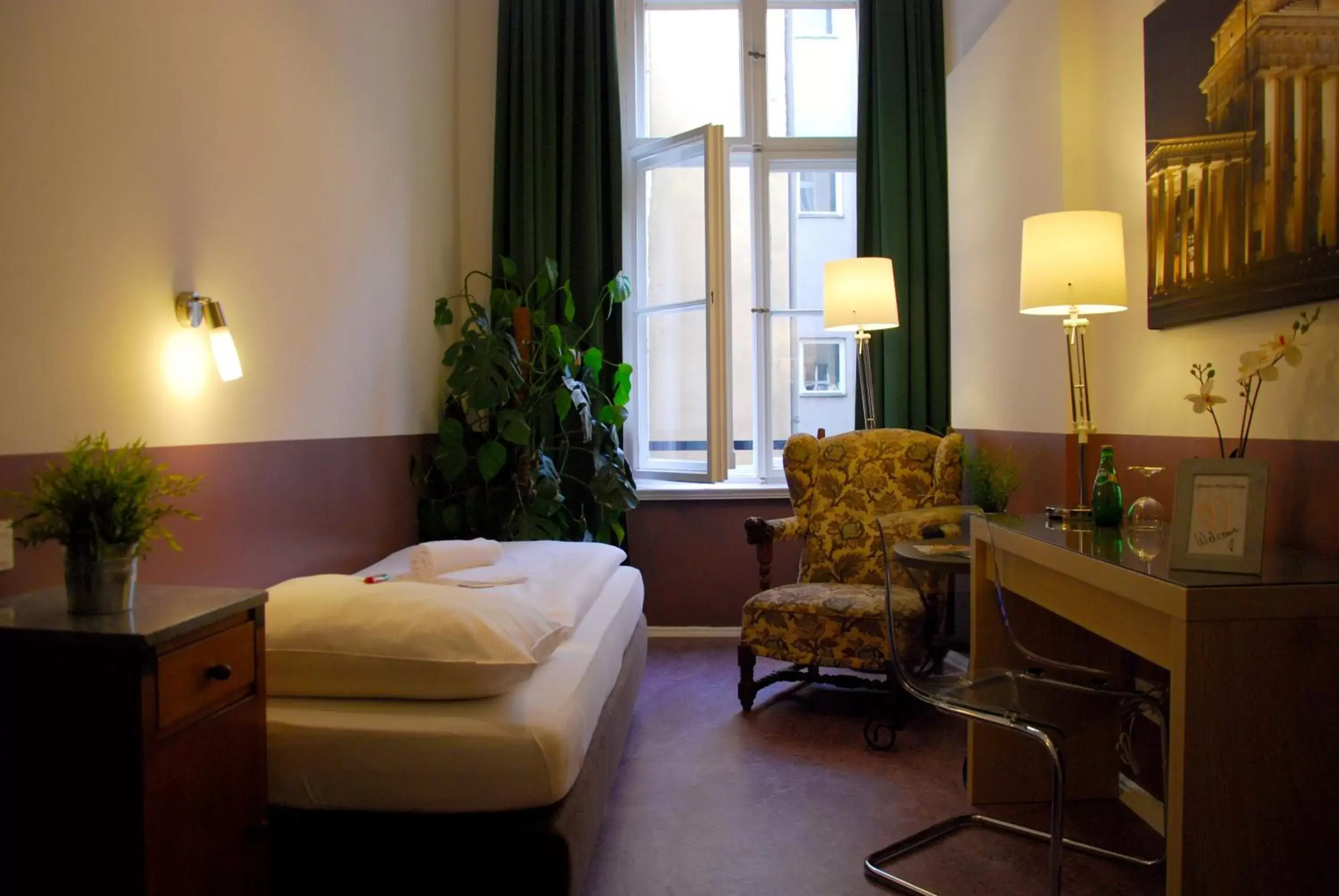 Photo of the whole room, Seating Area in Grand Hostel Berlin Classic
