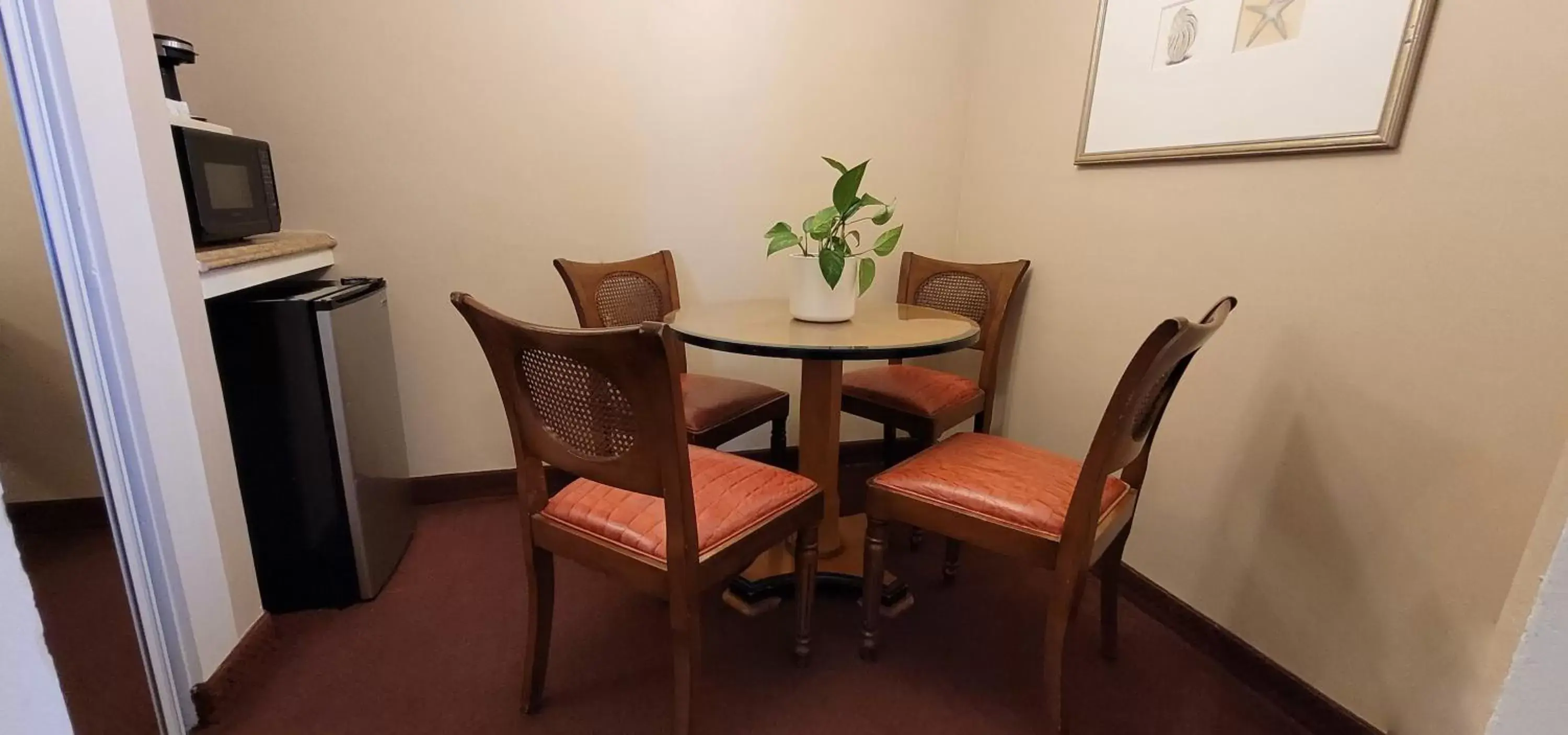 Dining Area in Butterfly Grove Inn