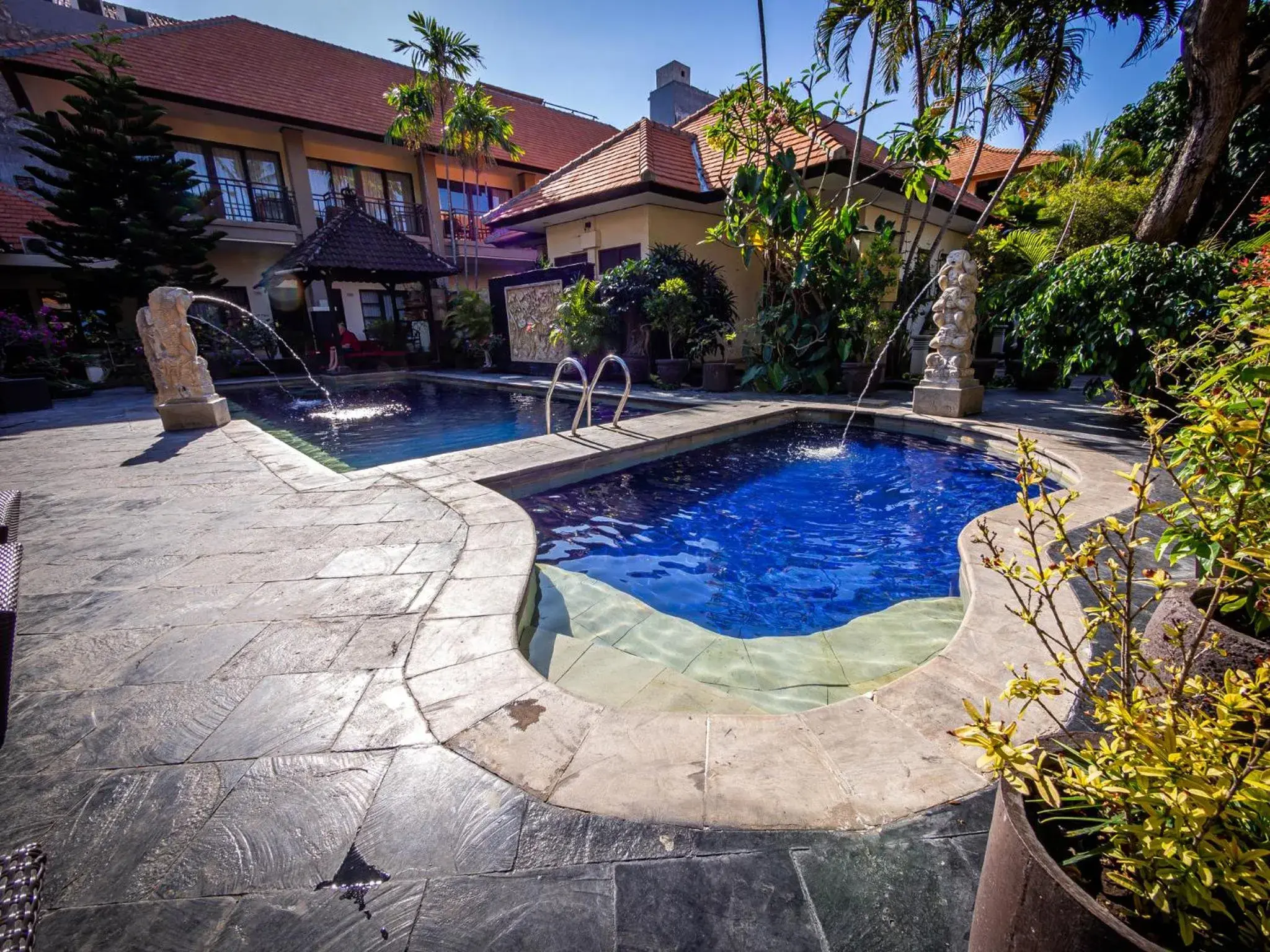 Swimming Pool in Yulia Beach Inn Kuta