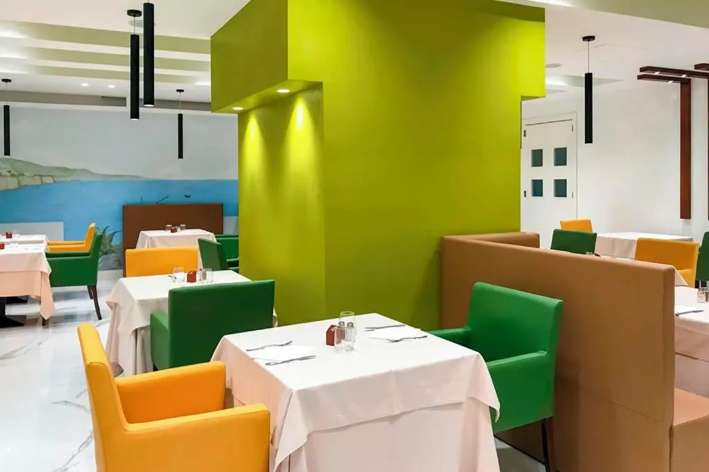 Restaurant/places to eat in Hotel Club