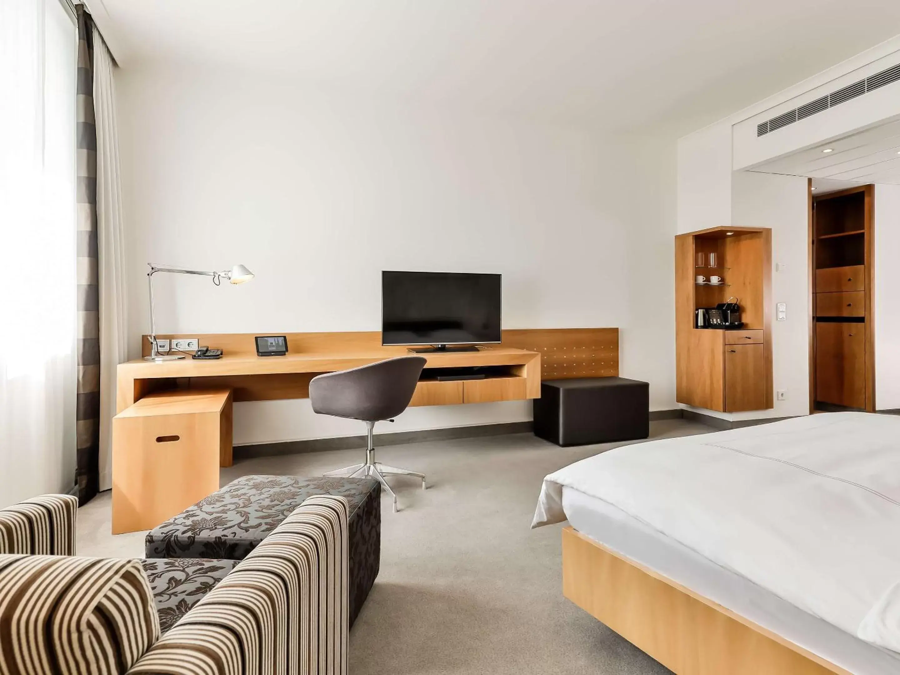 Bedroom, TV/Entertainment Center in Dorint City-Hotel Bremen